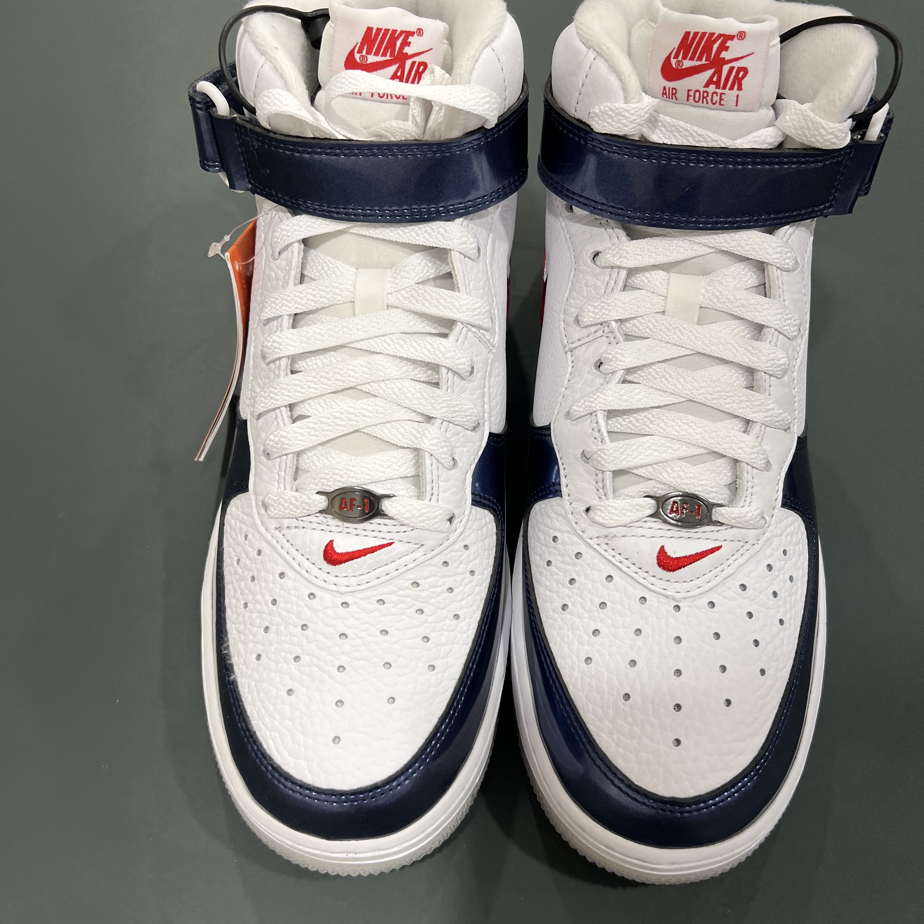 Nike Air Force 1 Mid QS University Red and Midnight Navy 착용 스타일 - 3