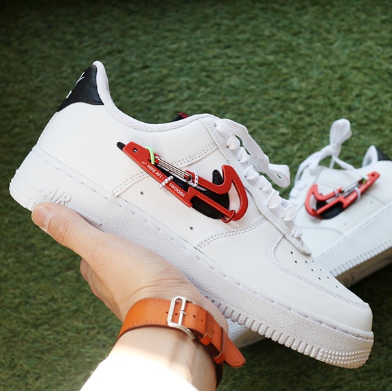 Nike Air Force 1 '07 PRM Carabiner Red 착용 스타일 - 5