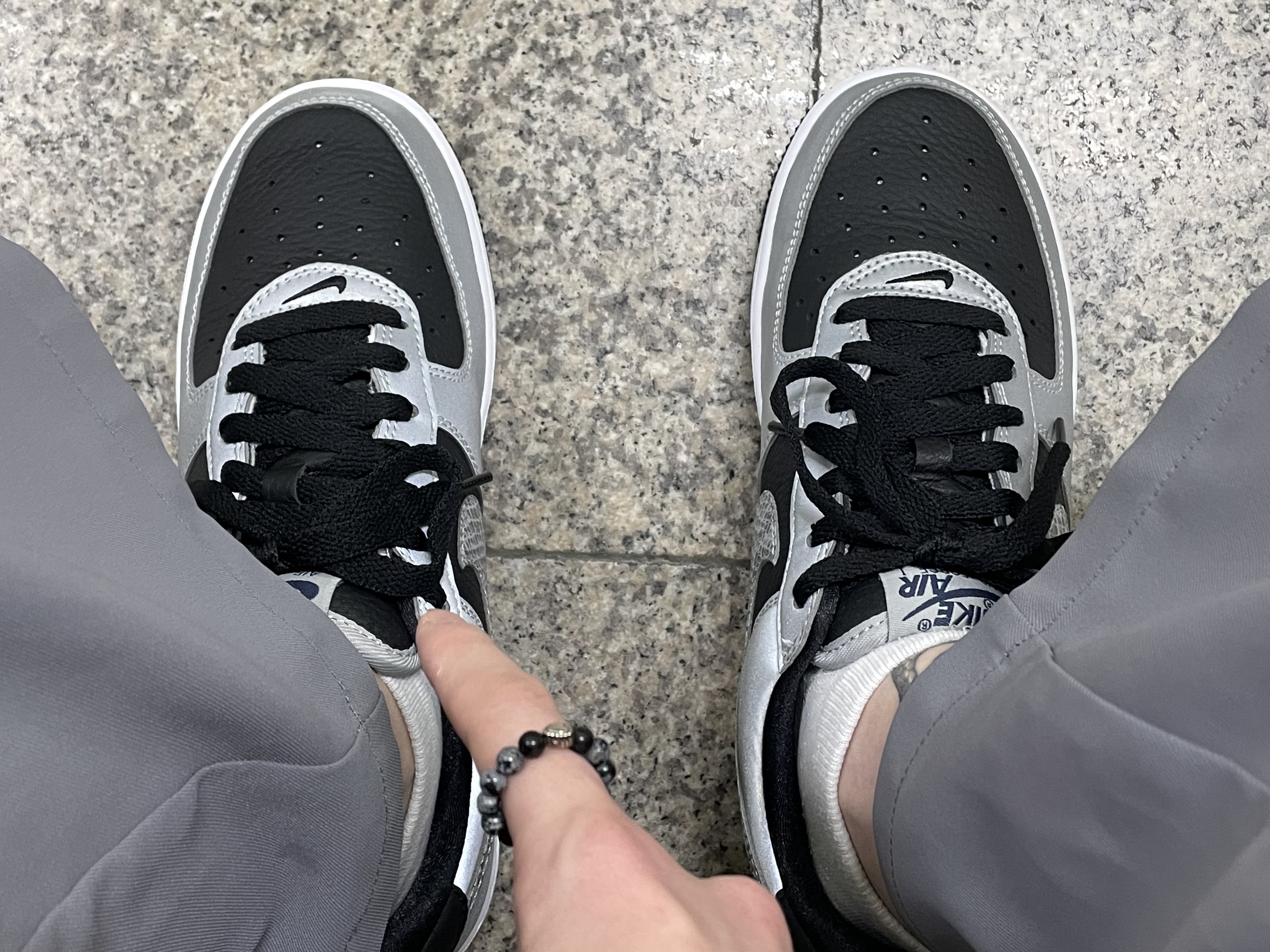 Nike Air Force 1 B Silver Snake 착용 스타일 - 2
