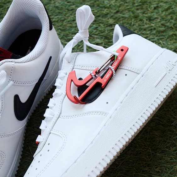Nike Air Force 1 '07 PRM Carabiner Red 착용 스타일 - 2