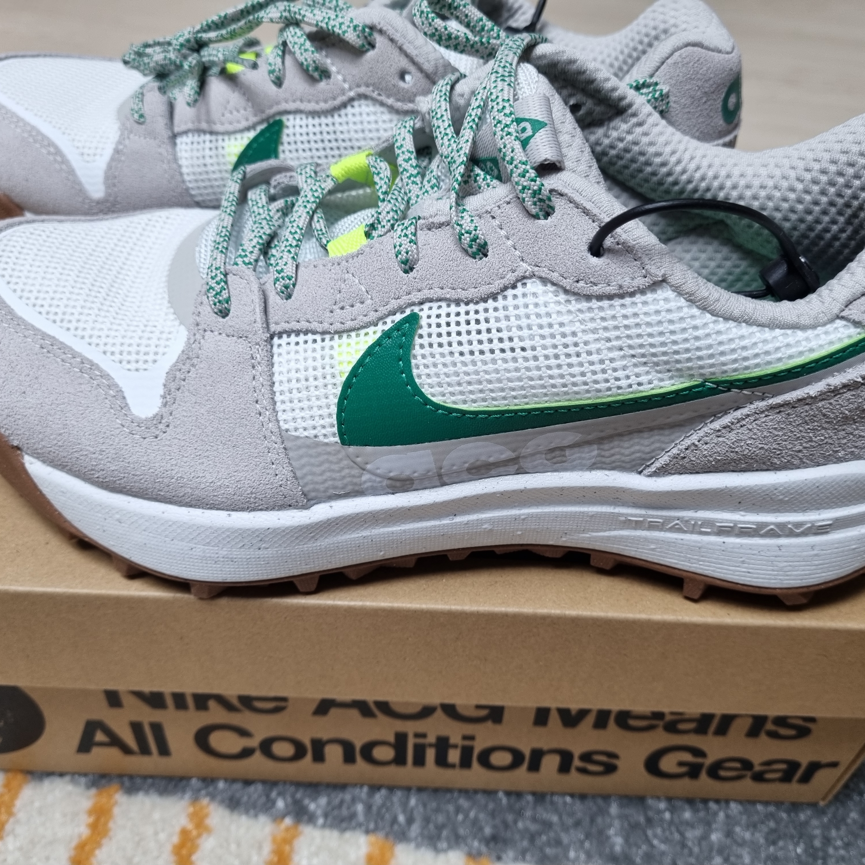 Nike ACG Lowcate Light Iron Ore 착용 스타일