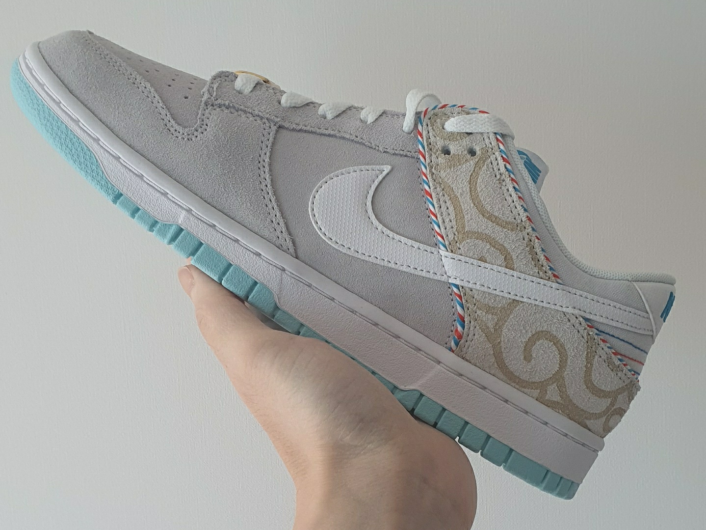 Nike Dunk Low Retro SE Barber Shop Grey 착용 스타일