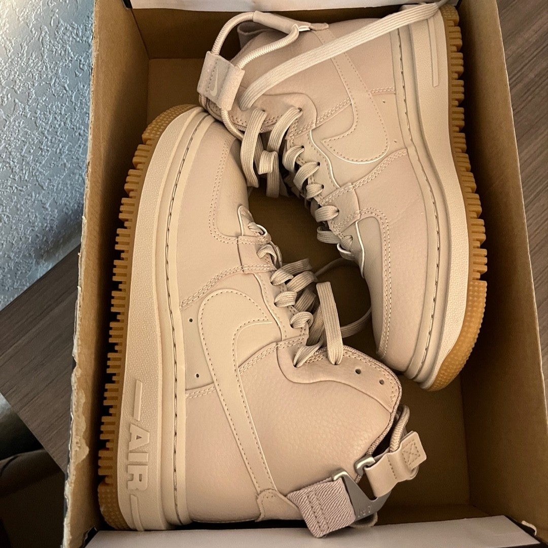 (W) Nike Air Force 1 High Utility 2.0 Fossil Stone 착용 스타일