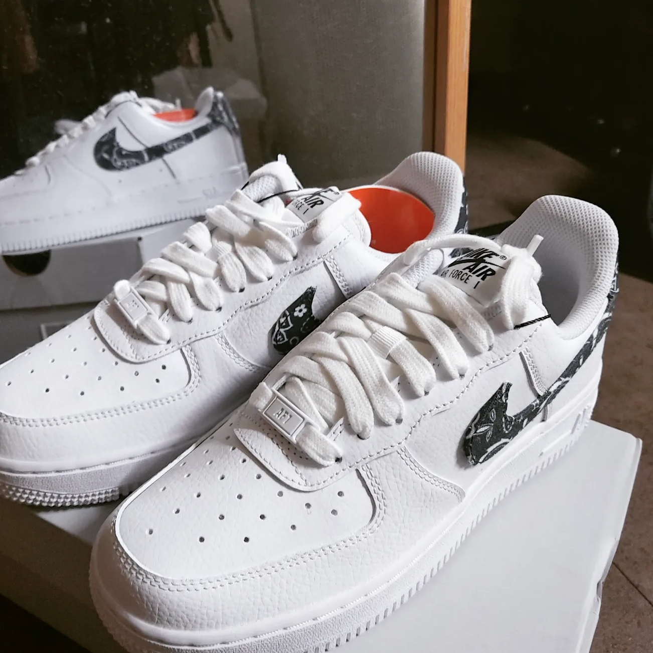 (W) Nike Air Force 1 '07 Essential Paisley Swoosh White Black 착용 스타일 - 1