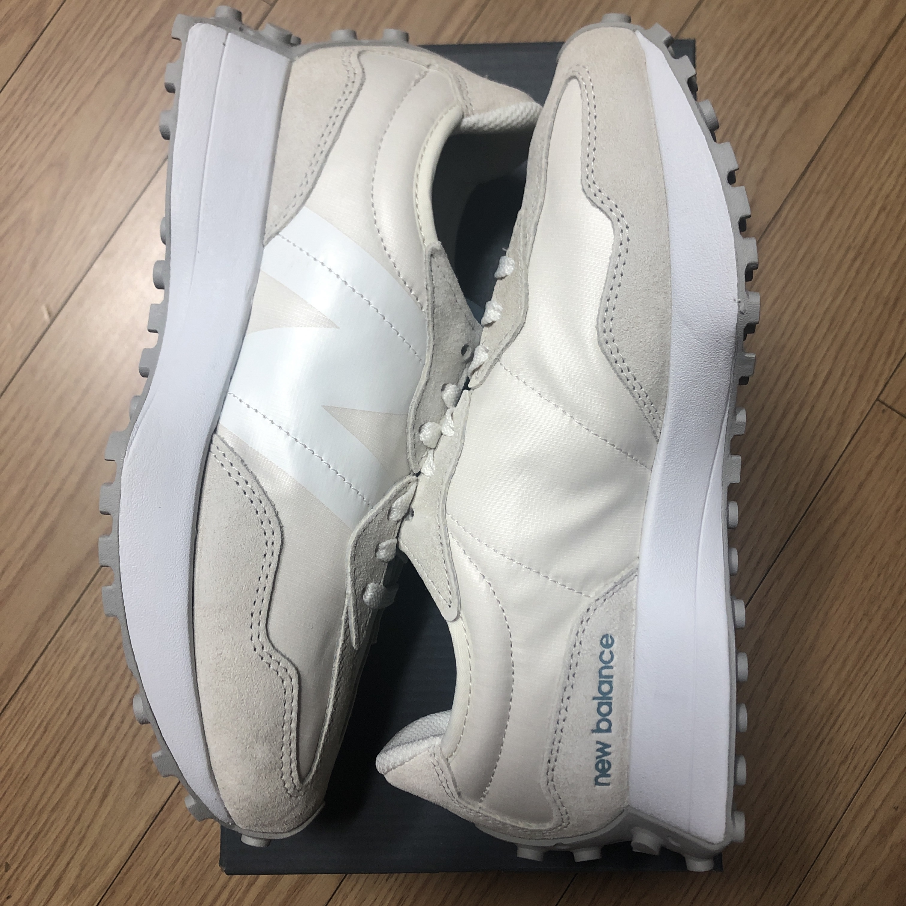 (W) New Balance 327 Sea Salt 착용 스타일 - 2