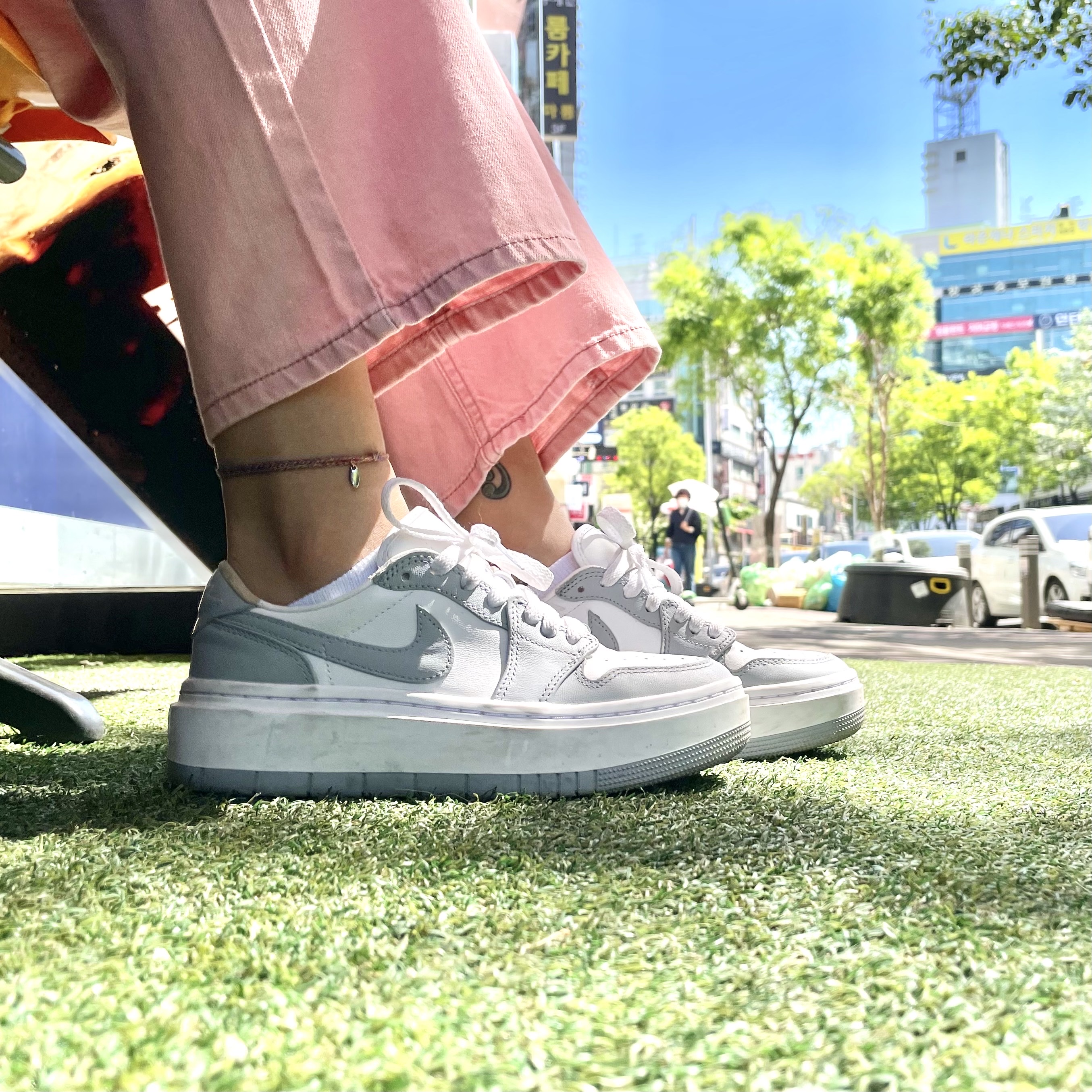 (W) Jordan 1 Elevate Low White and Wolf Grey 착용 스타일