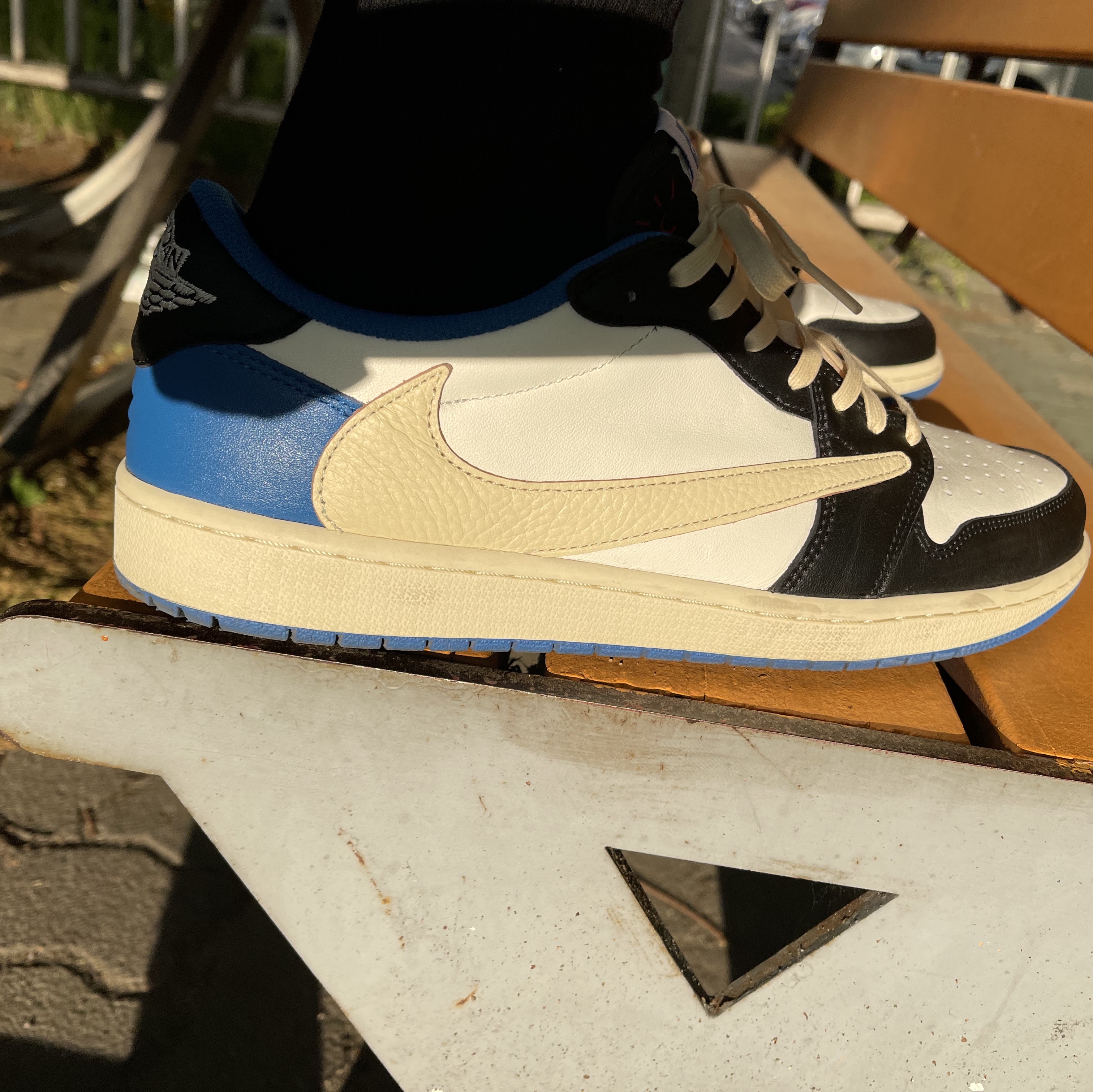 Jordan 1 x Travis Scott x Fragment Retro Low OG SP Military Blue 착용 스타일 - 1