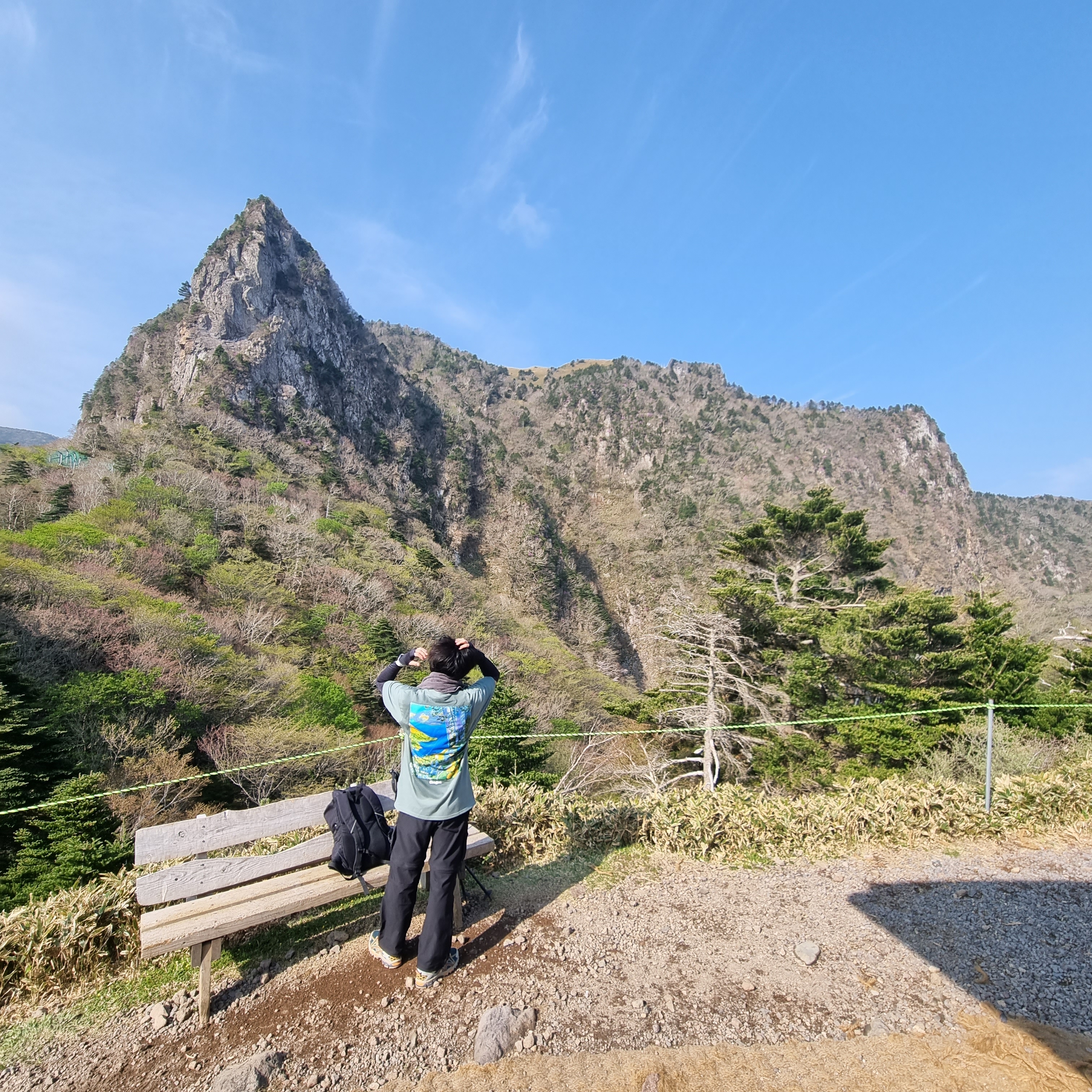 Nike ACG Smith Summit Cargo Pants Black Summit White - Asia, Nike NRG ACG Short Sleeve Crater Lake T-Shirt Clay Green - Asia 착용 스타일