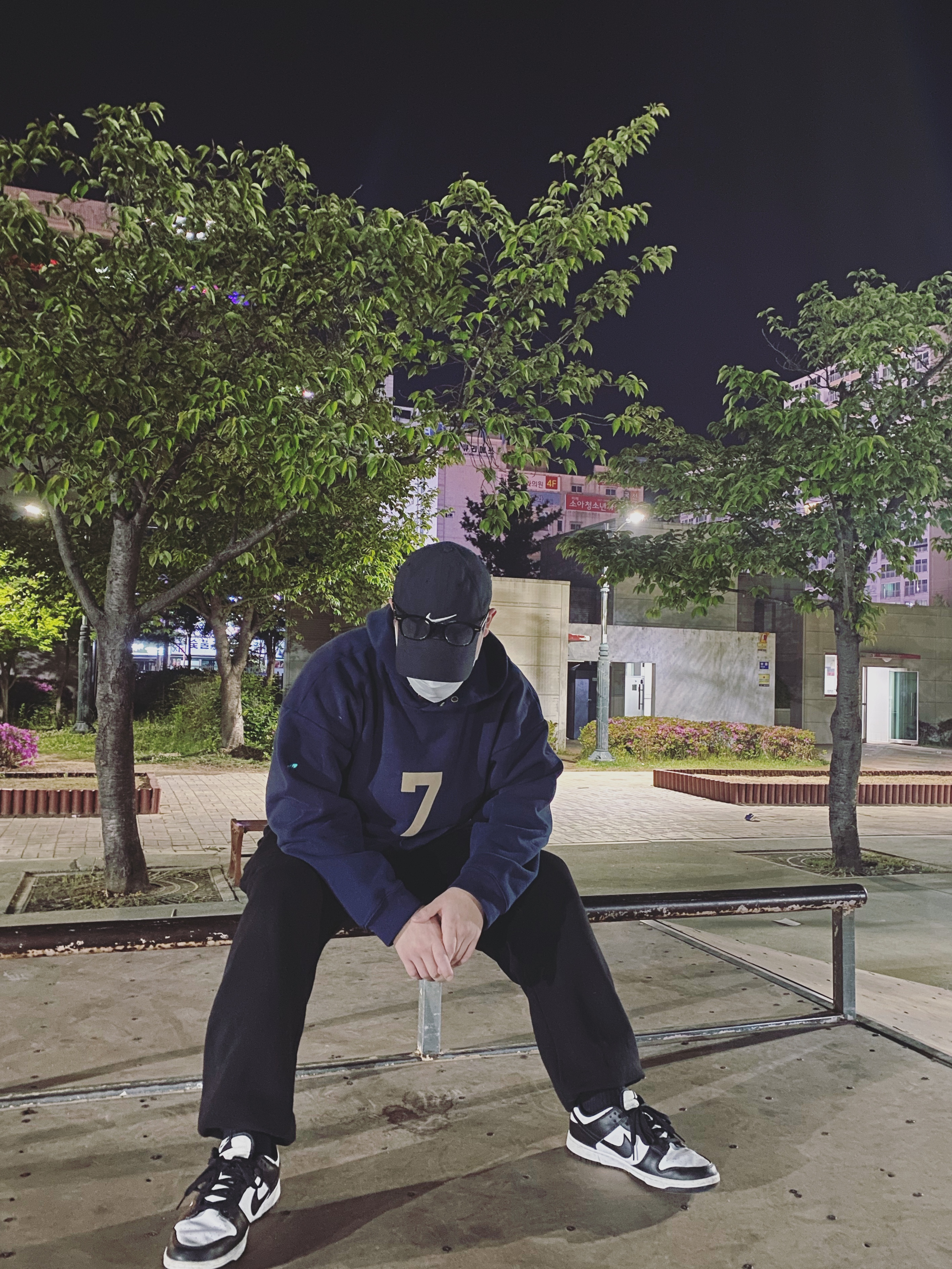 Fear of God 7 Hoodie Vintage Navy, Nike Dunk Low Retro Black 착용 스타일 - 2