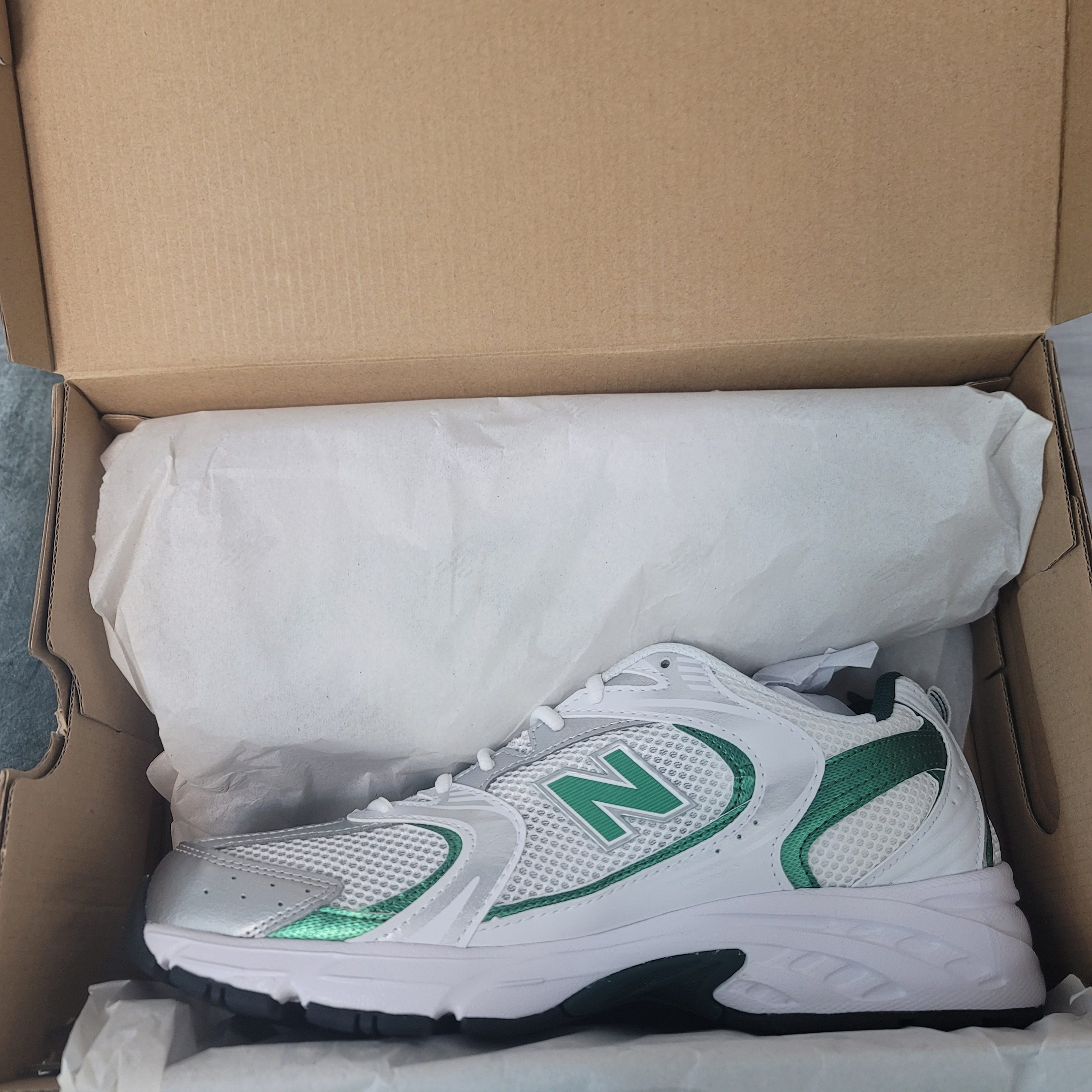 New Balance 530 White Nightwatch Green 착용 스타일 - 2