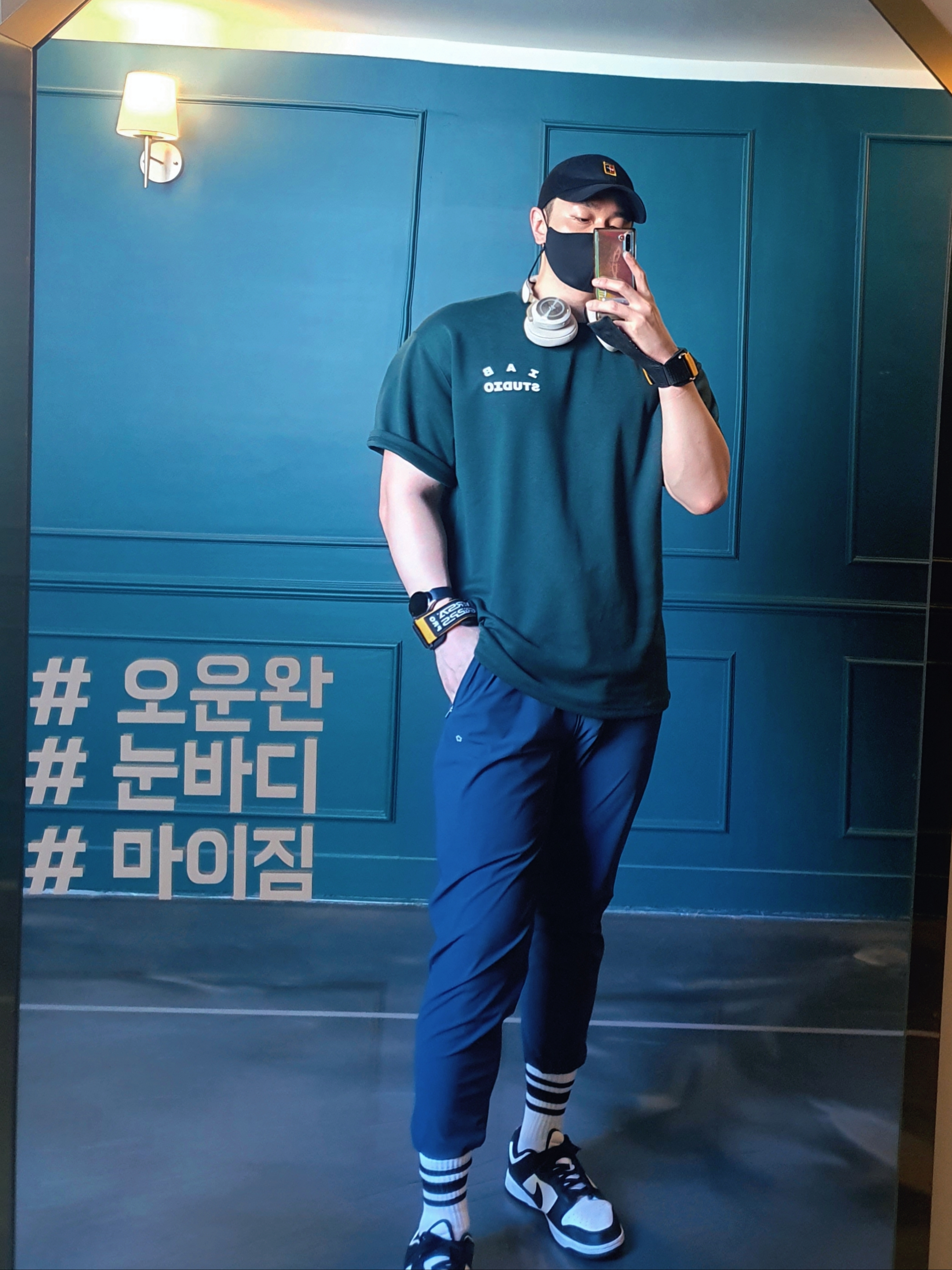 IAB Studio x Yonex T-Shirt Green, Nike Dunk Low Retro Black 착용 스타일 - 2