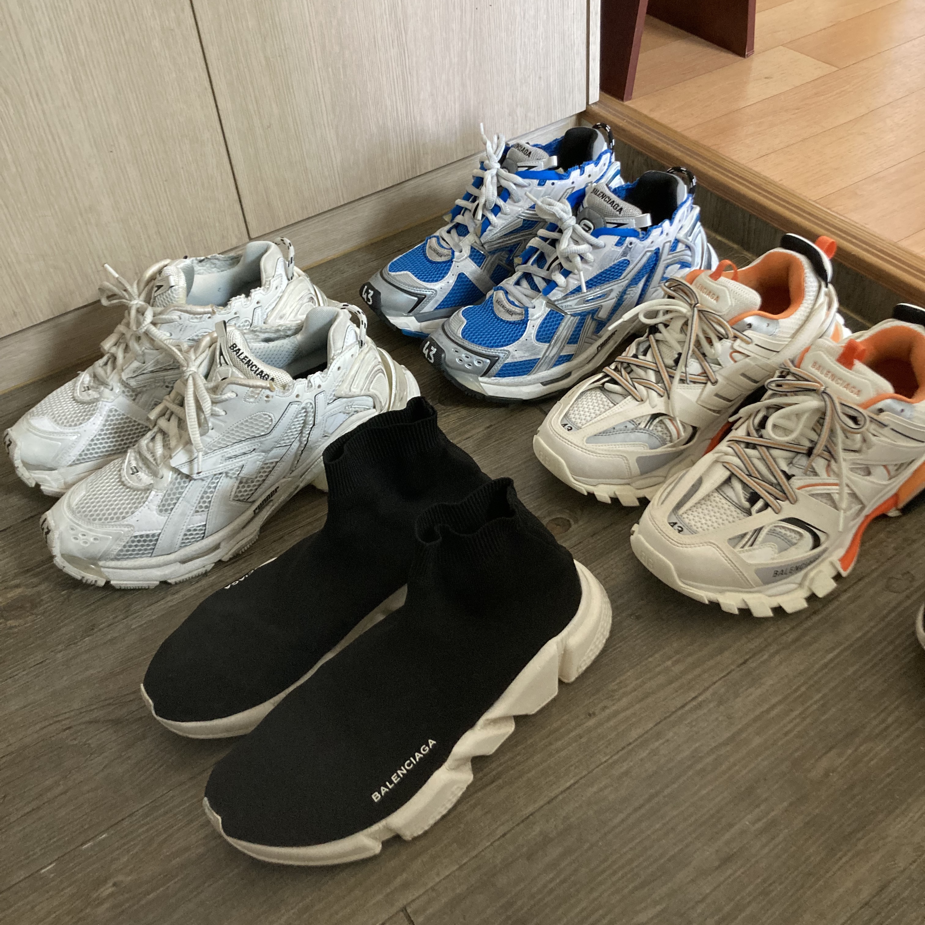 Balenciaga Runner Sneakers Blue White, Balenciaga Track Sneakers White Orange 2019 착용 스타일 - 1