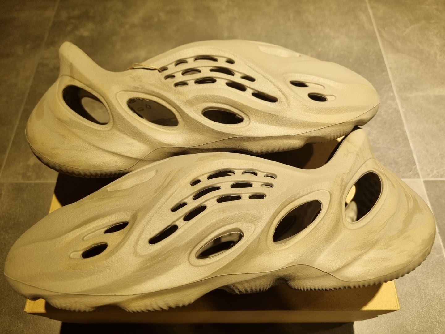 Adidas Yeezy Foam RNNR Stone Sage 착용 스타일 - 3