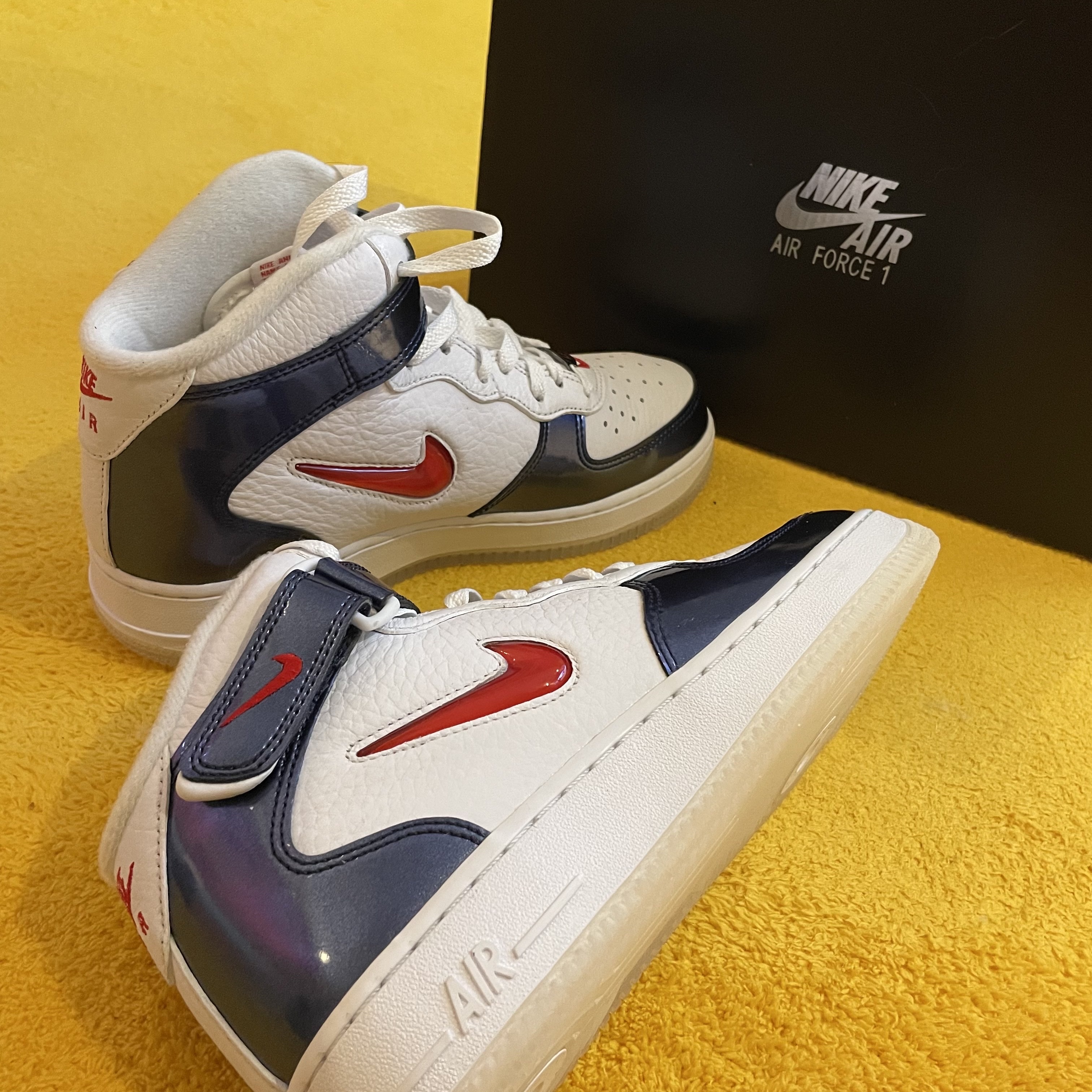 Nike Air Force 1 Mid QS University Red and Midnight Navy 착용 스타일 - 1