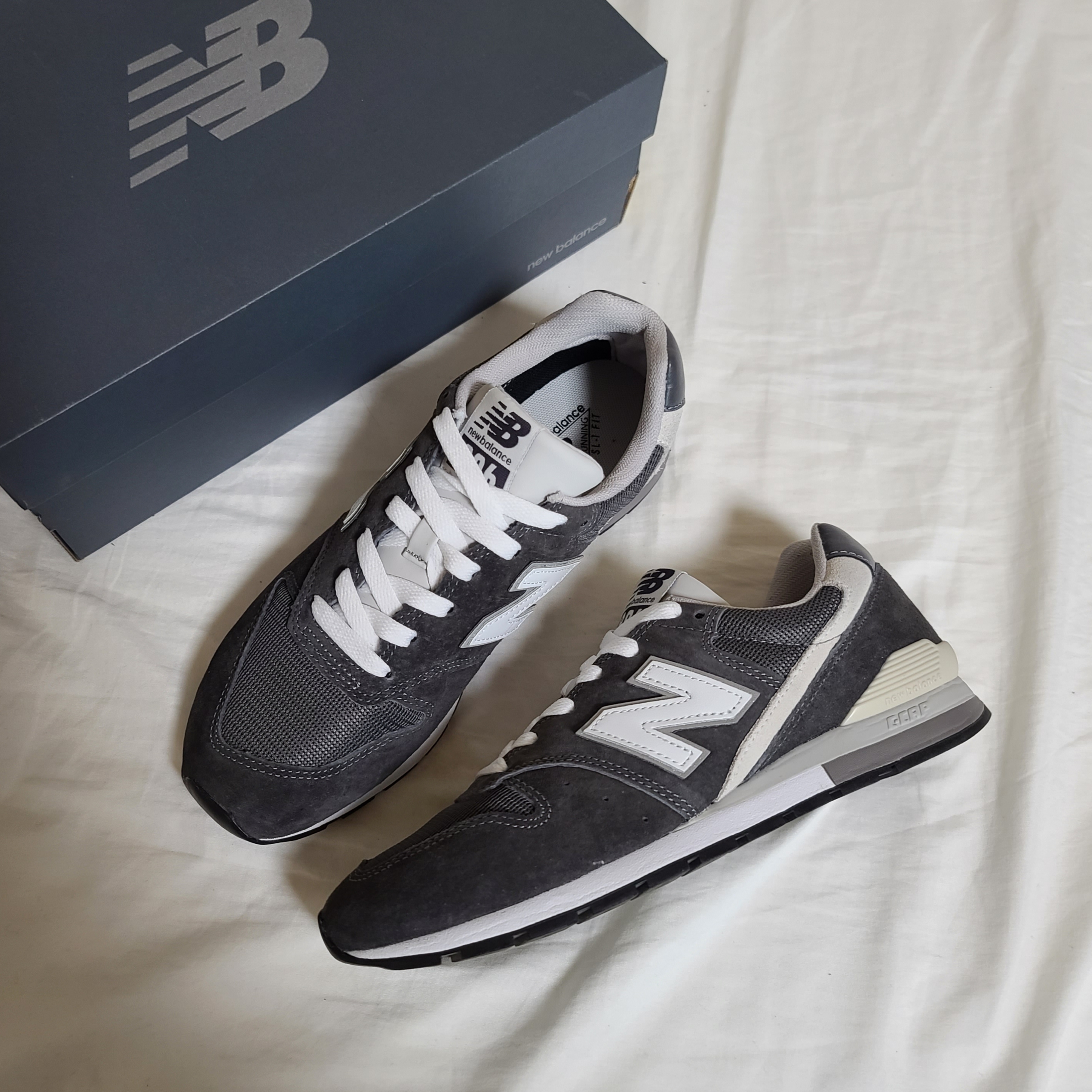 New Balance 996 Dark Gray 착용 스타일 - 2