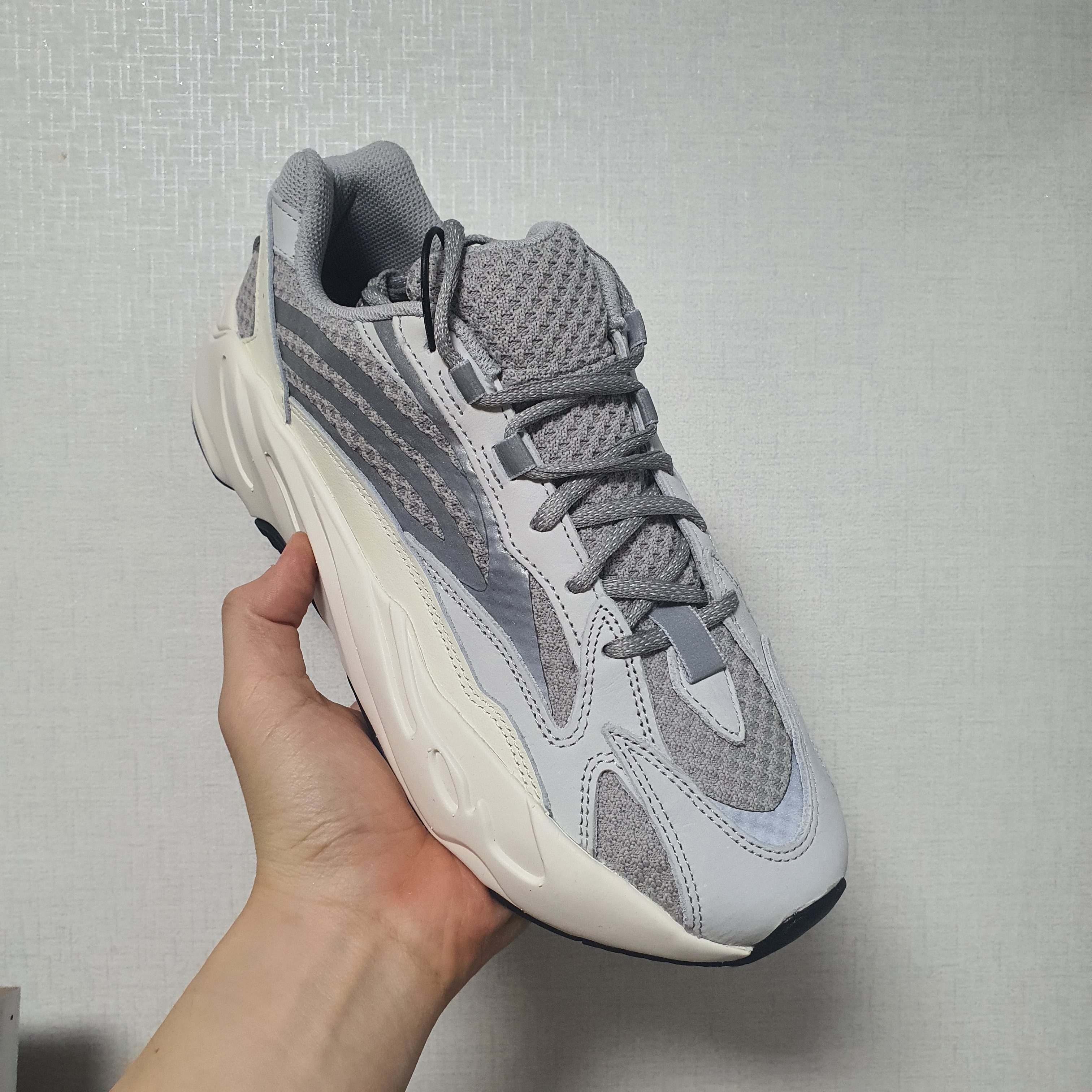Adidas Yeezy Boost 700 V2 Static 2022 착용 스타일