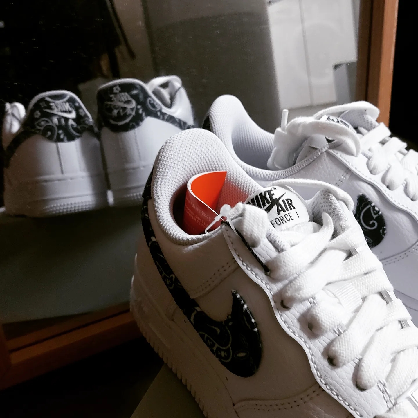 (W) Nike Air Force 1 '07 Essential Paisley Swoosh White Black 착용 스타일 - 3