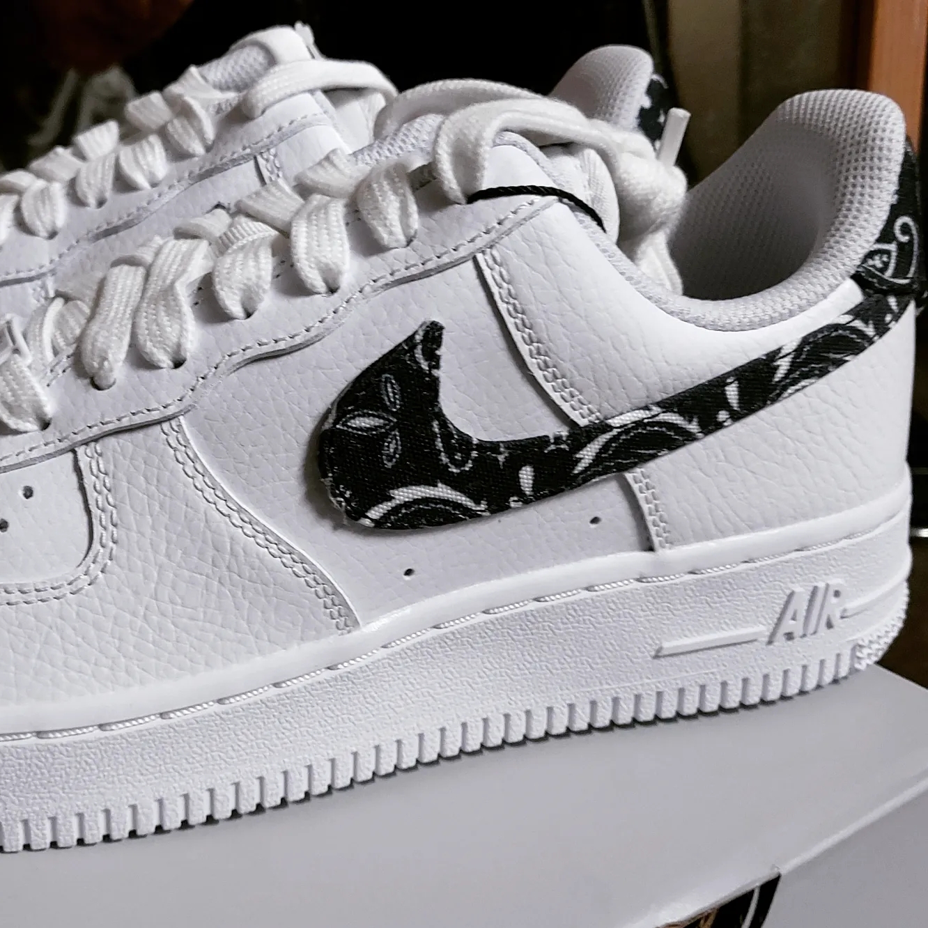 (W) Nike Air Force 1 '07 Essential Paisley Swoosh White Black 착용 스타일 - 4