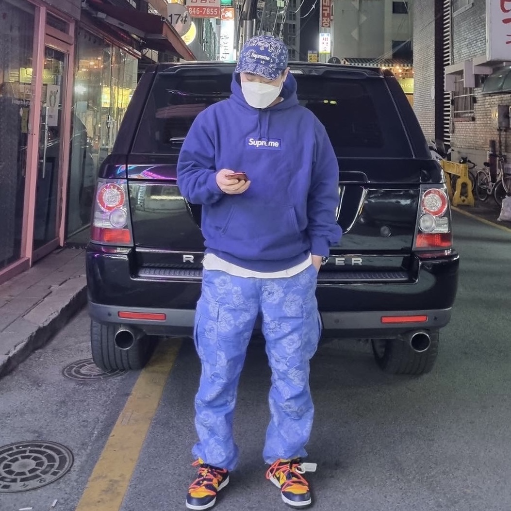 Supreme Box Logo Hooded Sweatshirt Washed Navy - 21FW, Supreme Floral Tapestry Cargo Pants Blue - 21SS 착용 스타일