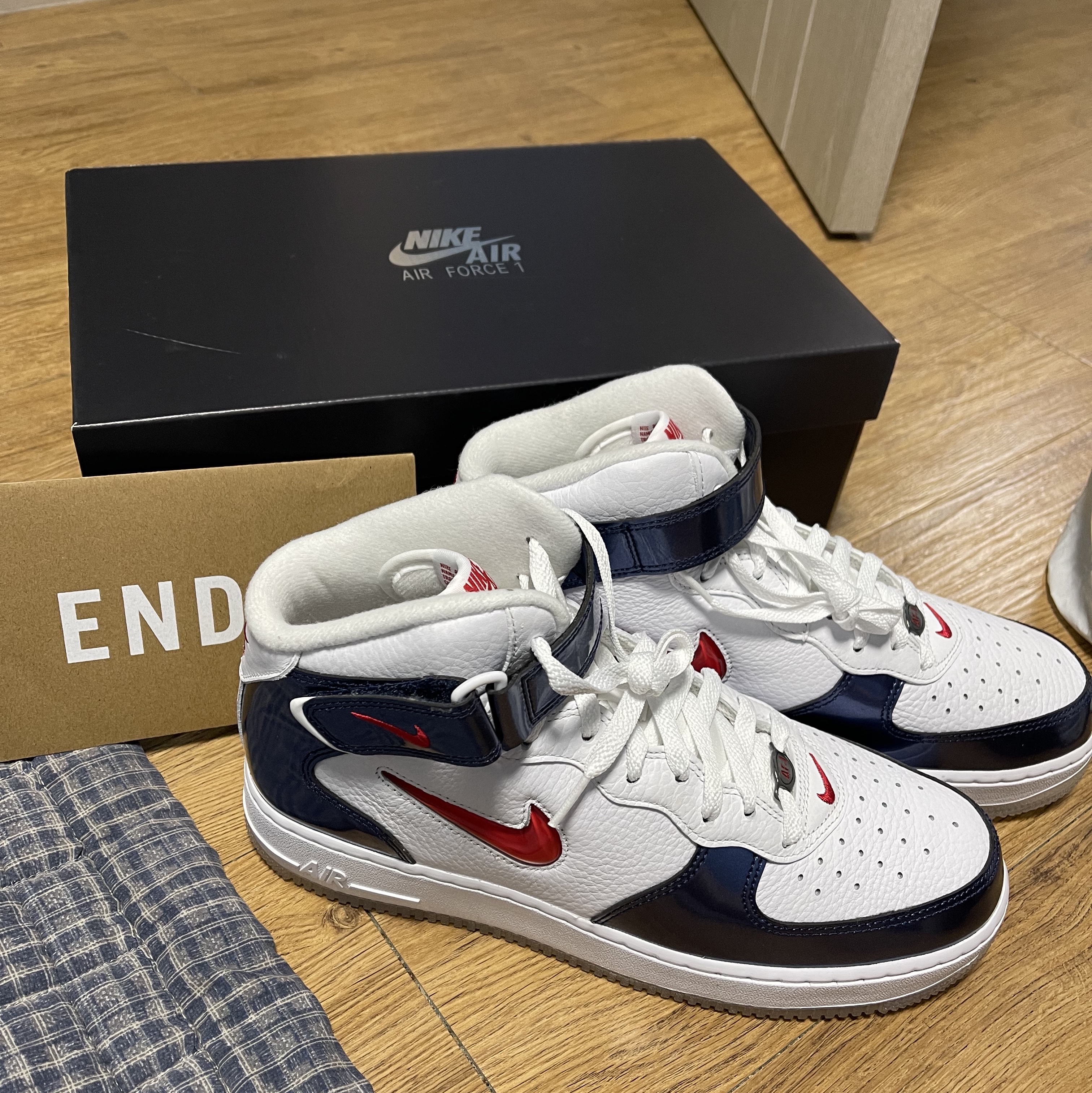 Nike Air Force 1 Mid QS University Red and Midnight Navy 착용 스타일