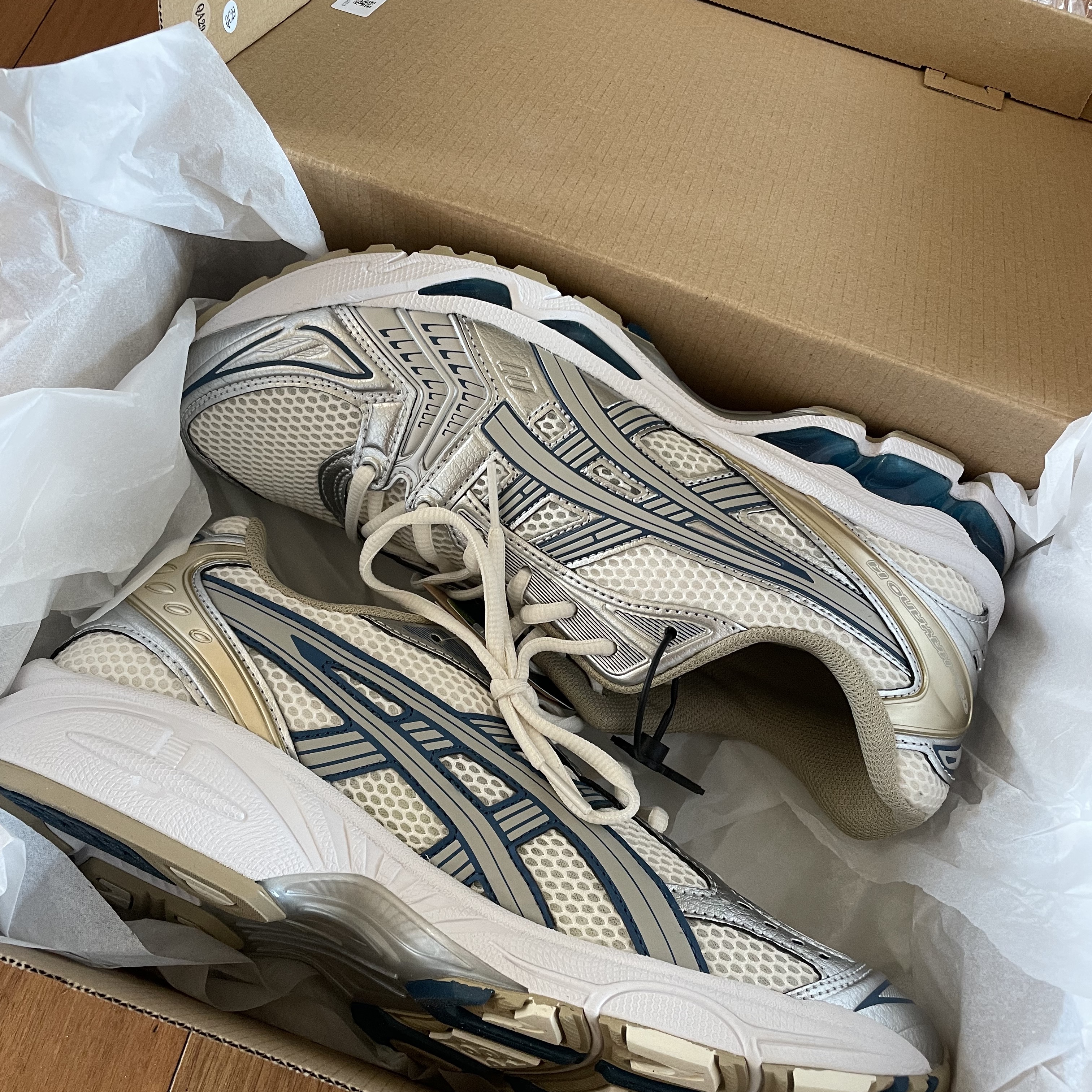 Asics Gel-Kayano 14 Cream Pure Silver 착용 스타일