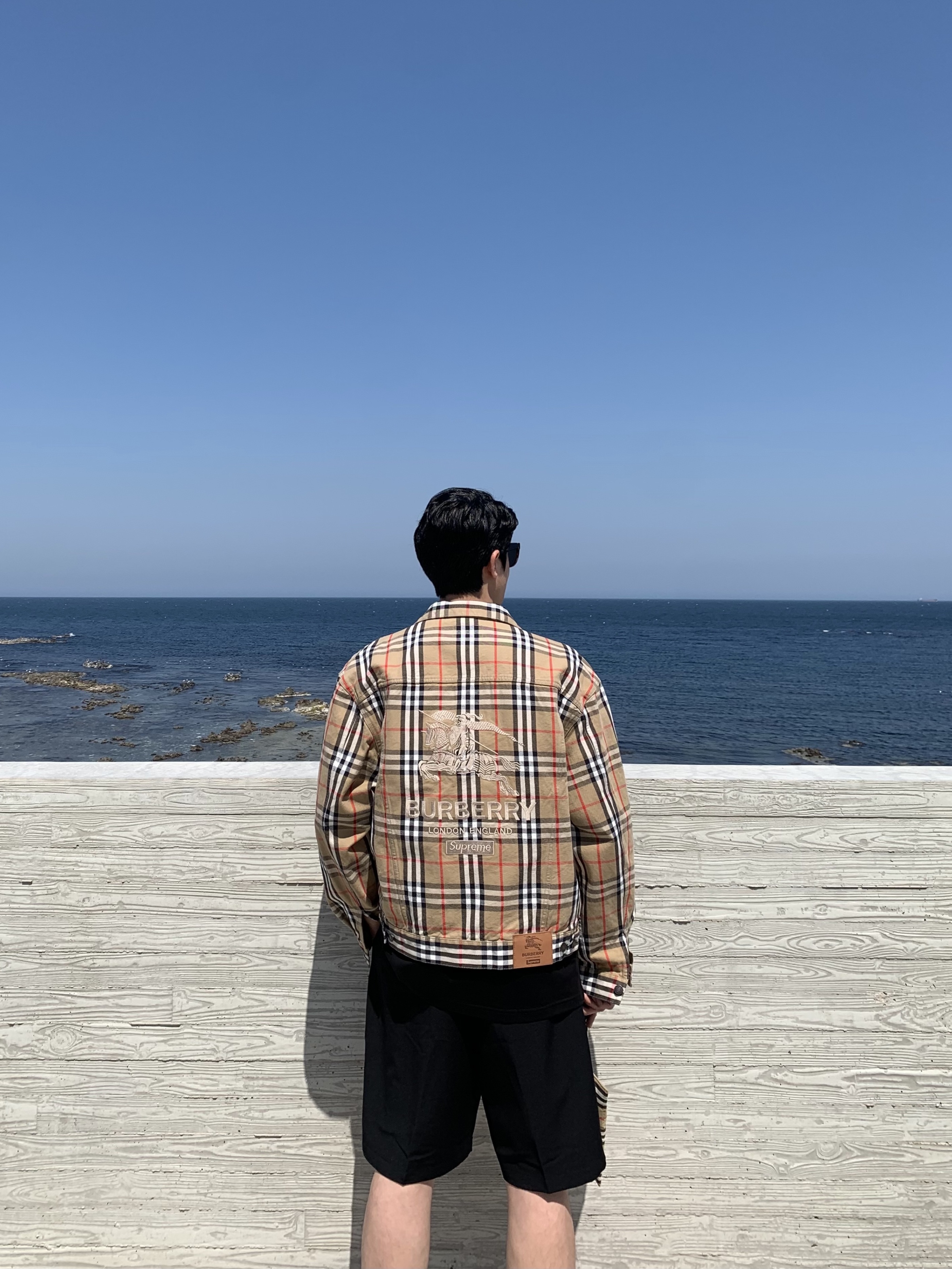 Burberry Logo Print Cotton T-Shirt Black, Supreme x Burberry Denim Trucker Jacket Beige - 22SS 착용 스타일 - 3