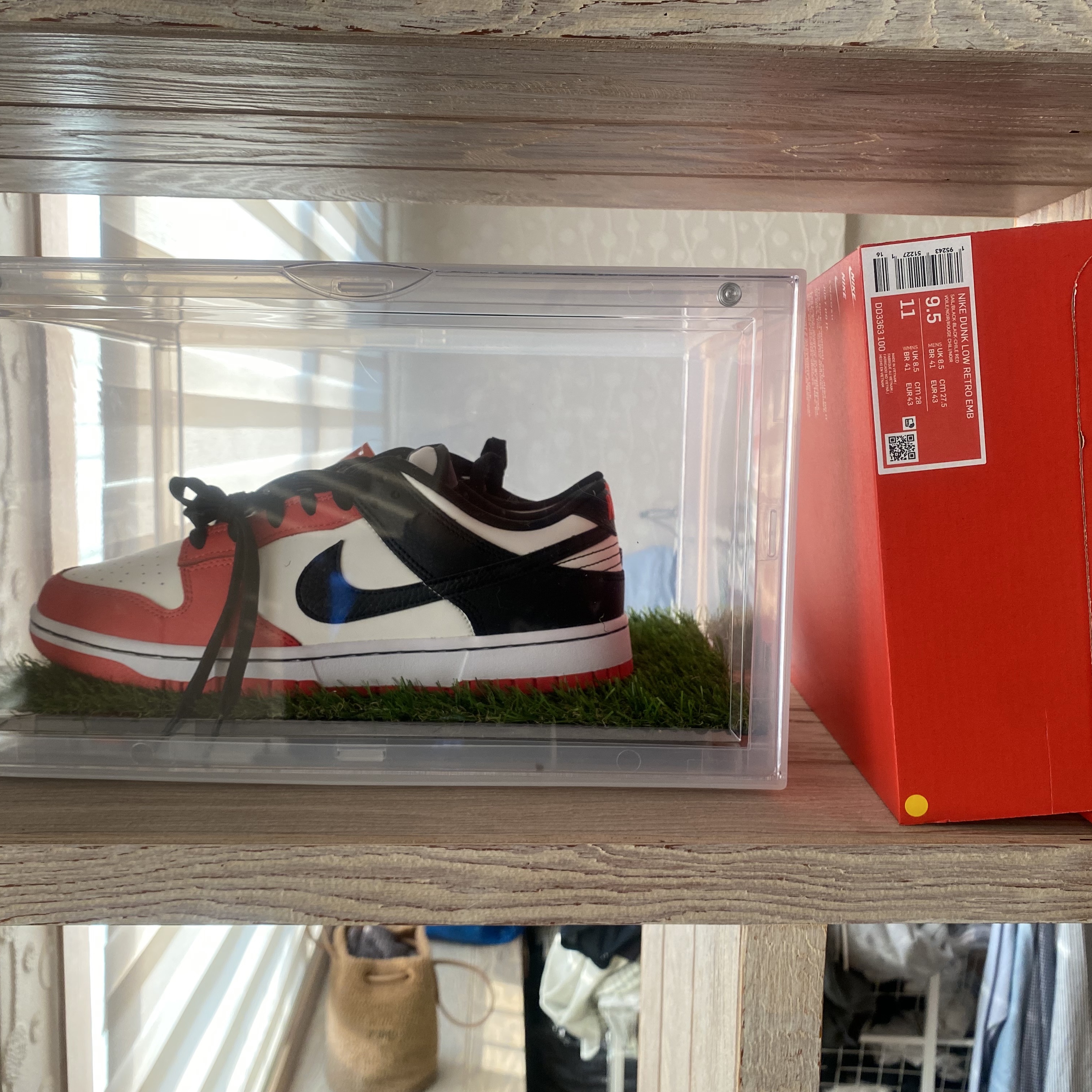 Nike x NBA Dunk Low Retro EMB Black and Chile Red 착용 스타일 - 2