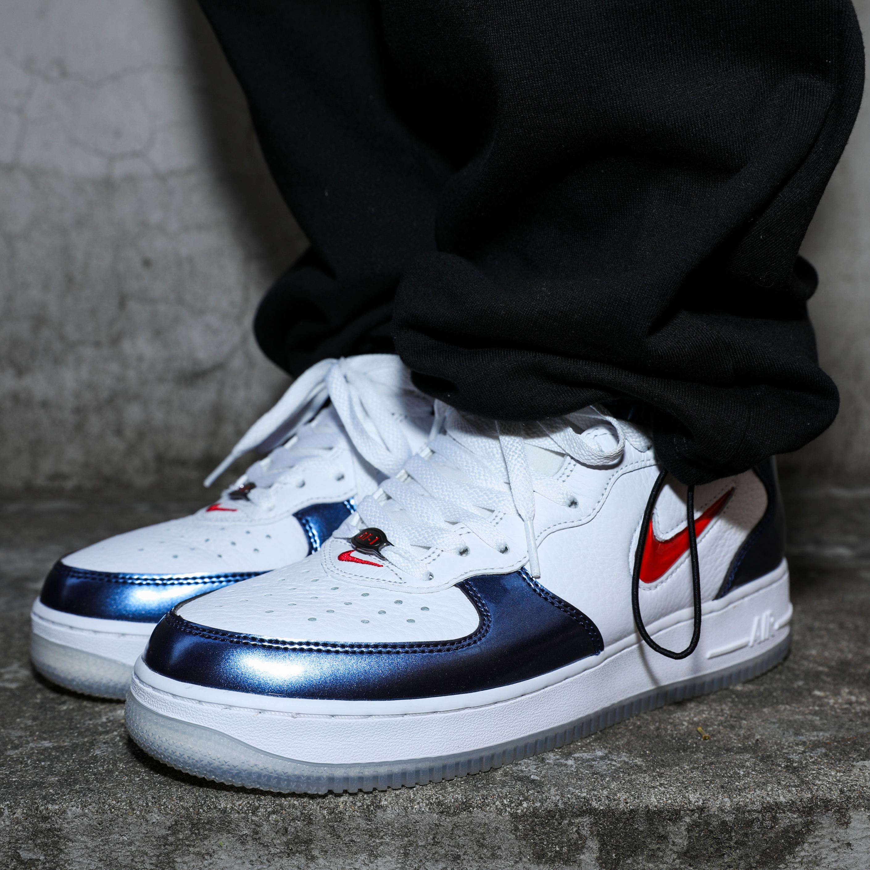 Nike Air Force 1 Mid QS University Red and Midnight Navy 착용 스타일 - 3