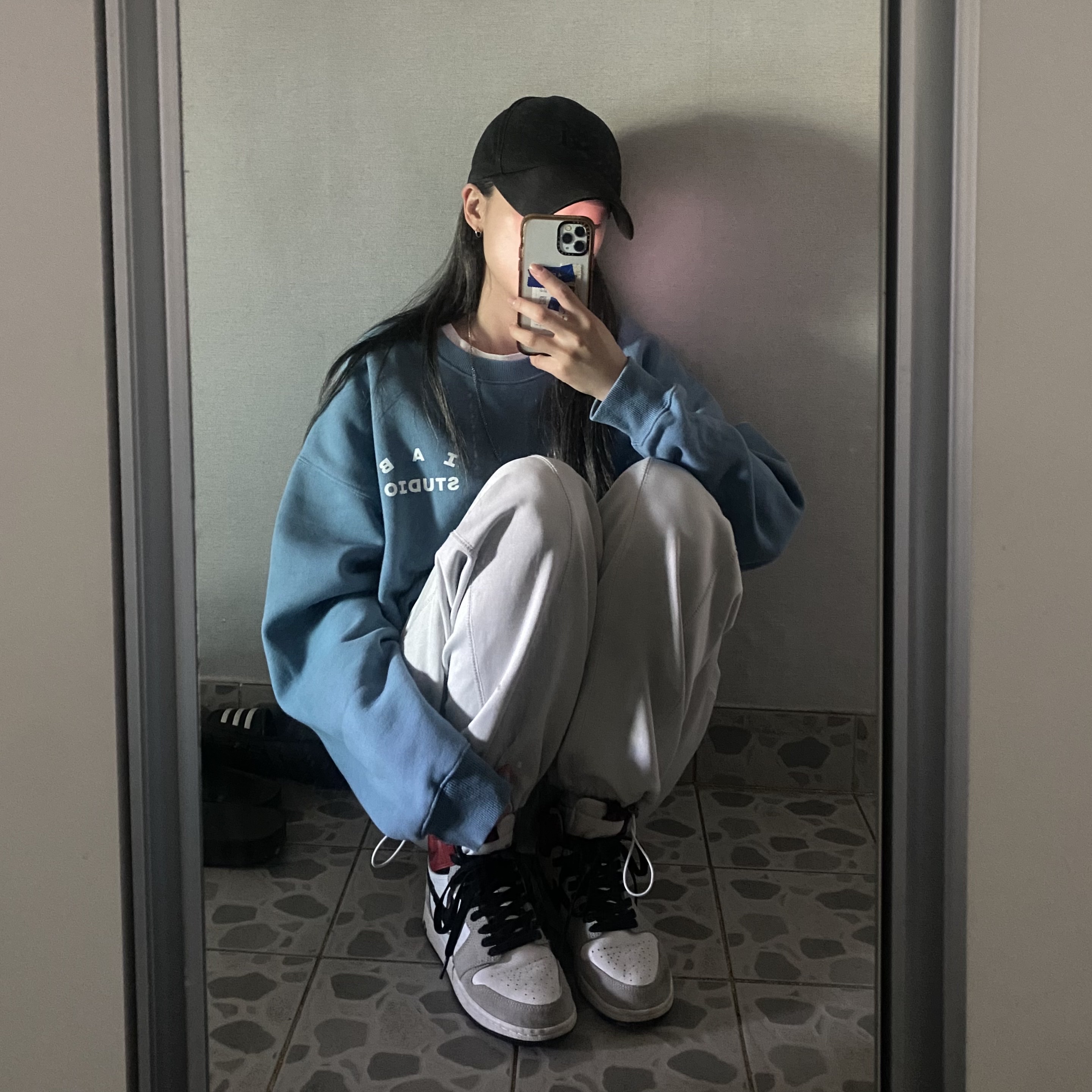 IAB Studio Crewneck Sky Blue, (GS) Jordan 1 Retro High OG Light Smoke Grey 착용 스타일