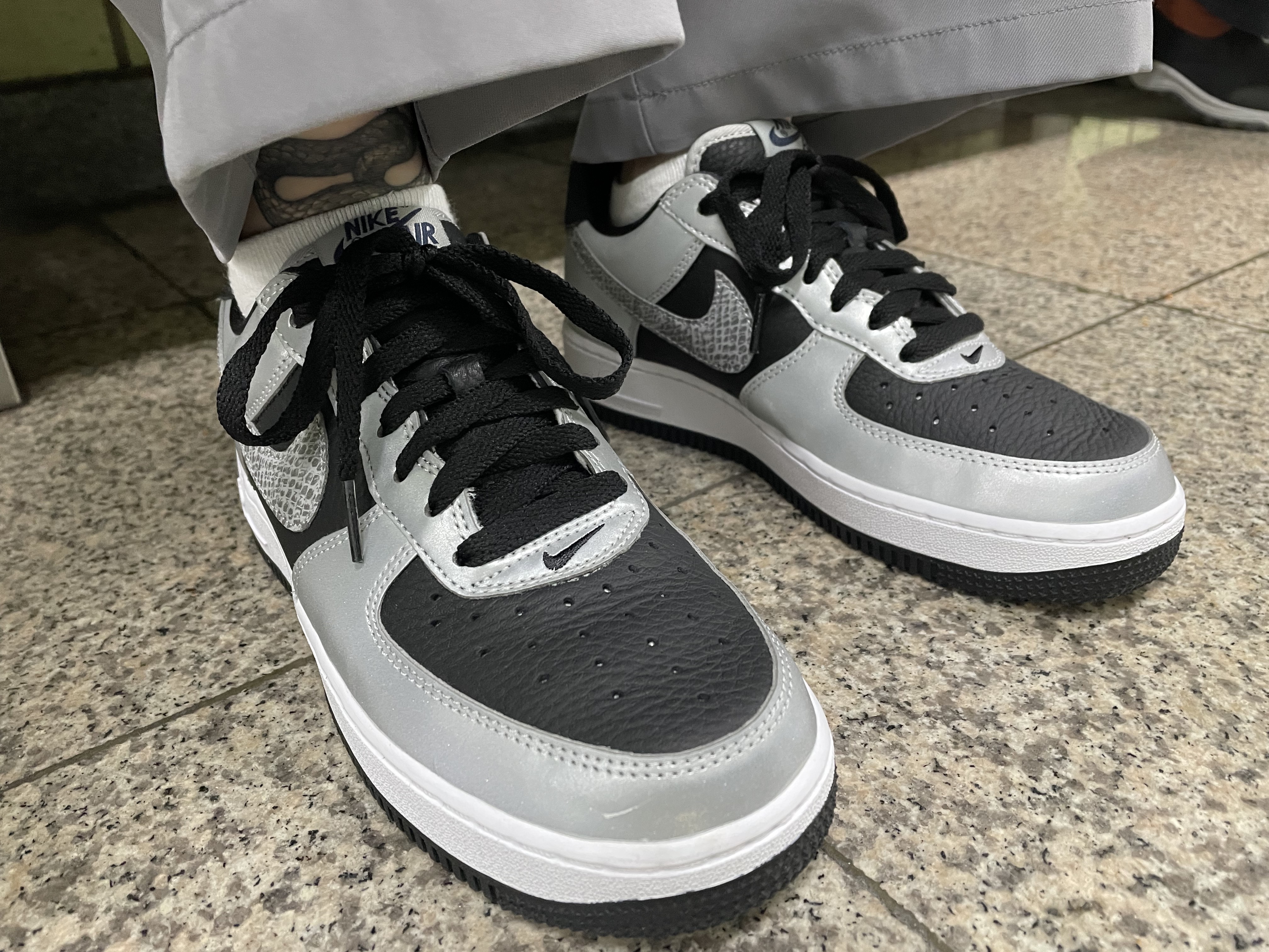 Nike Air Force 1 B Silver Snake 착용 스타일 - 1