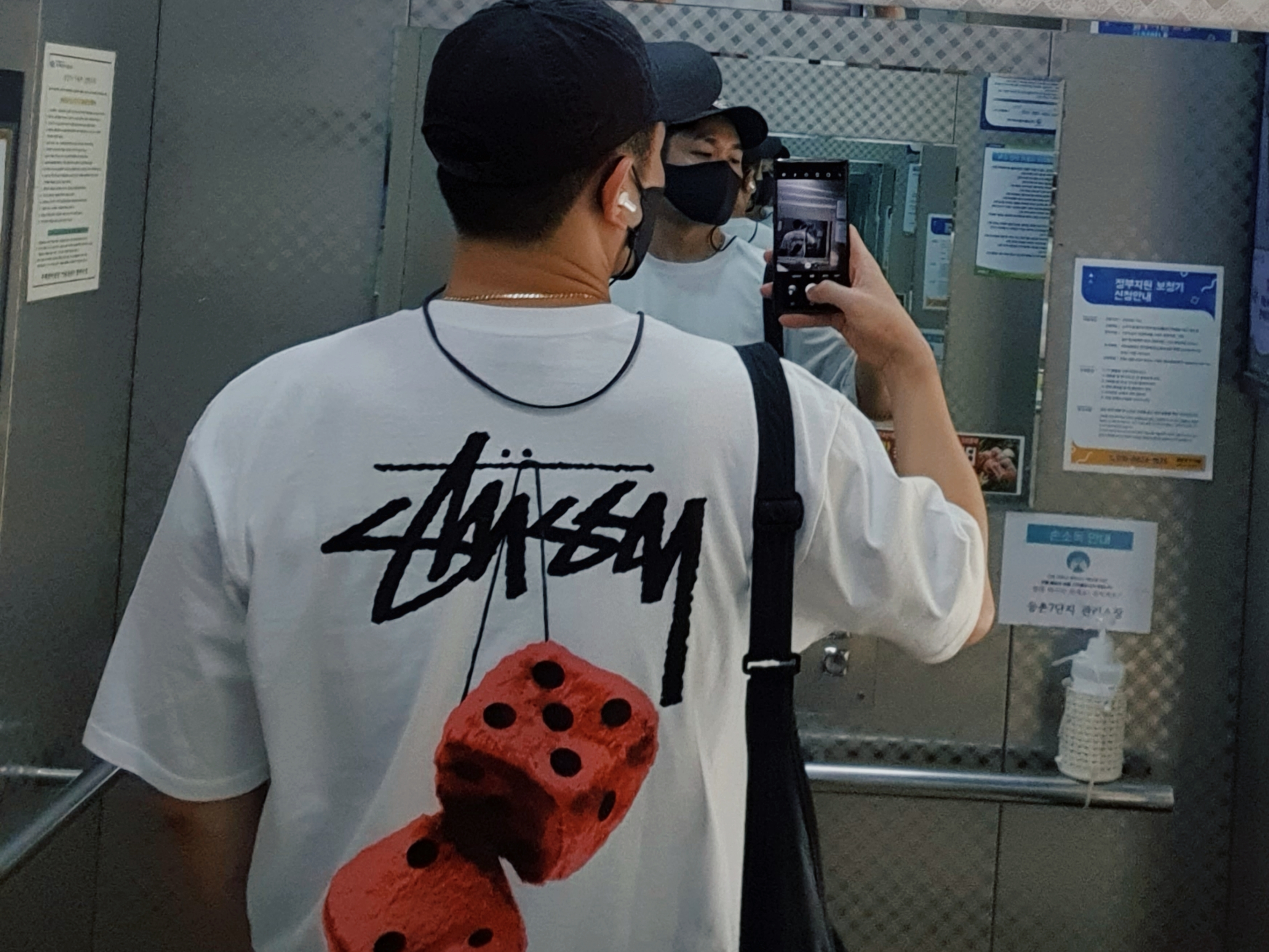 Stussy Fuzzy Dice T-Shirt White, Double RL Garment Dyeing Twill Ball Cap Black 착용 스타일 - 1