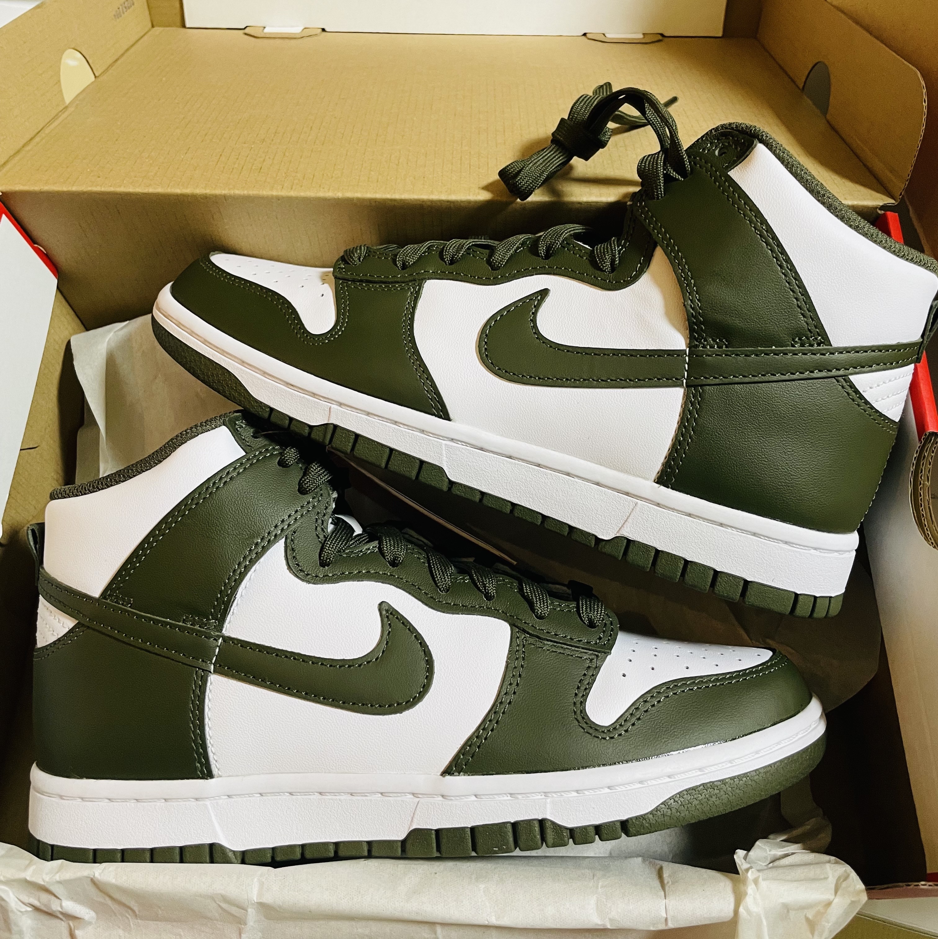 Nike Dunk High Retro Championship Khaki 착용 스타일