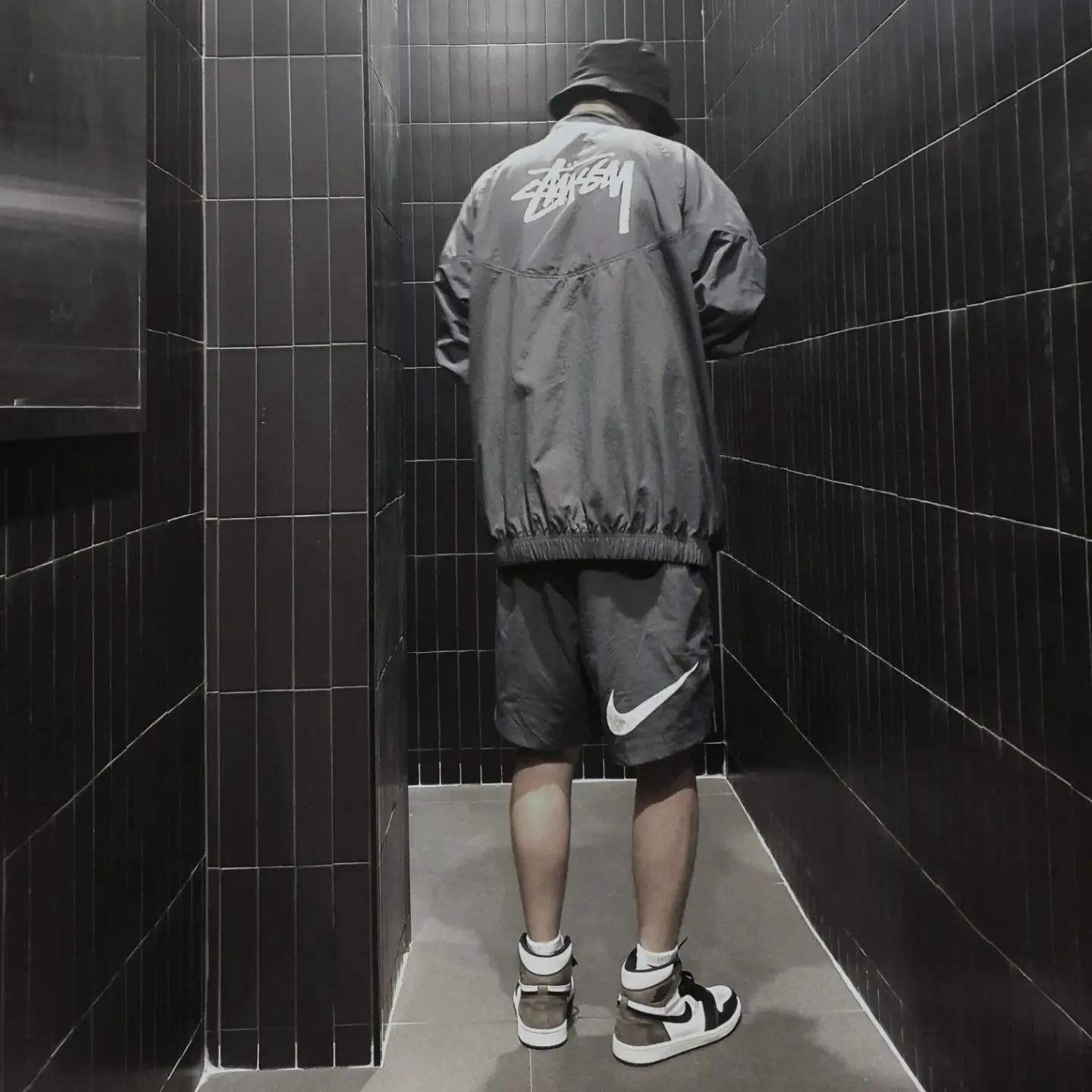Nike x Stussy Windrunner Jacket Off Noir, Nike x Stussy Water Shorts Off Noir 착용 스타일