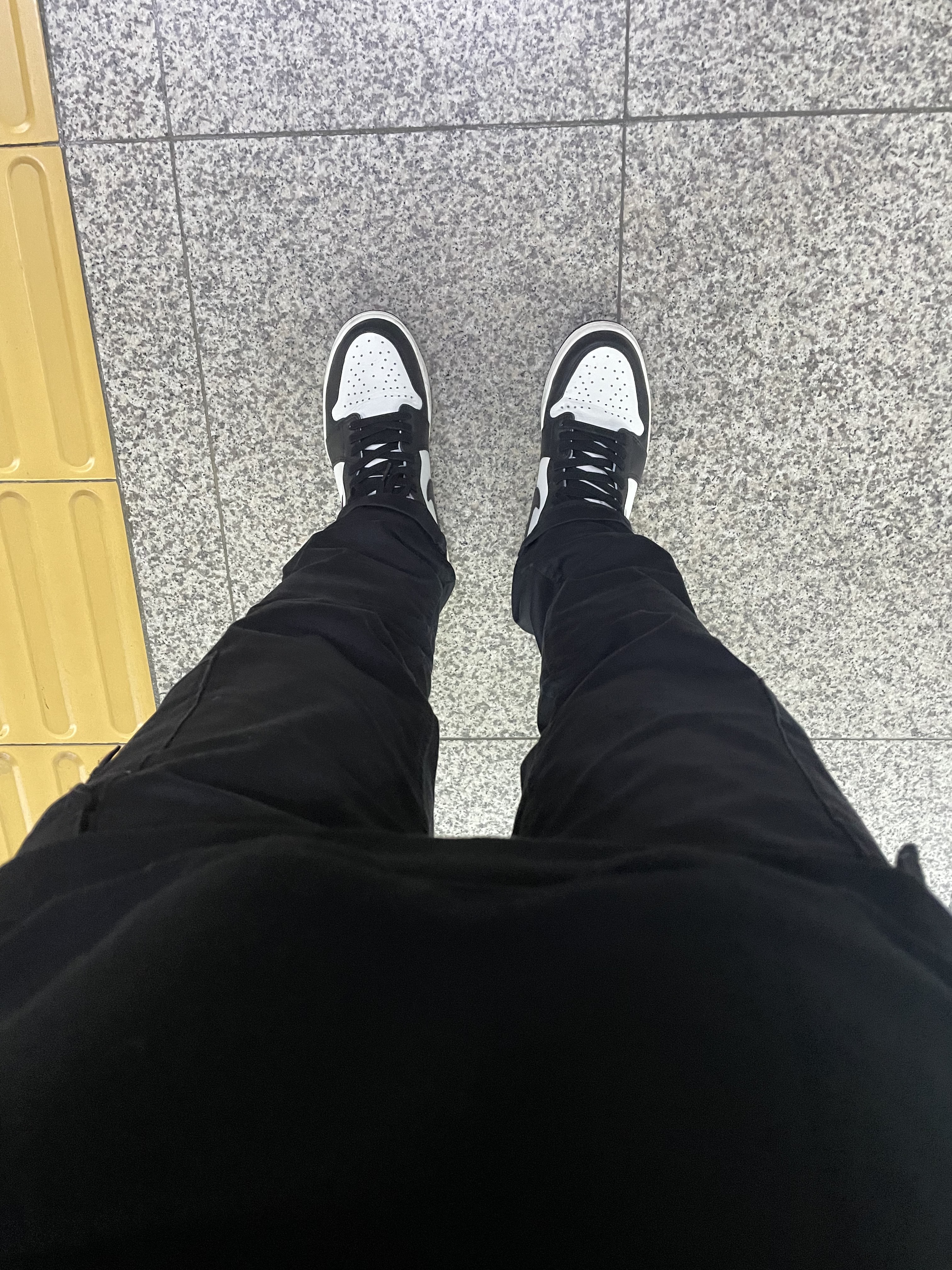 Jordan 1 Retro High OG Black Mocha, Stone Island 32104 Pocket Cargo Slim Pants Black - 21SS 착용 스타일