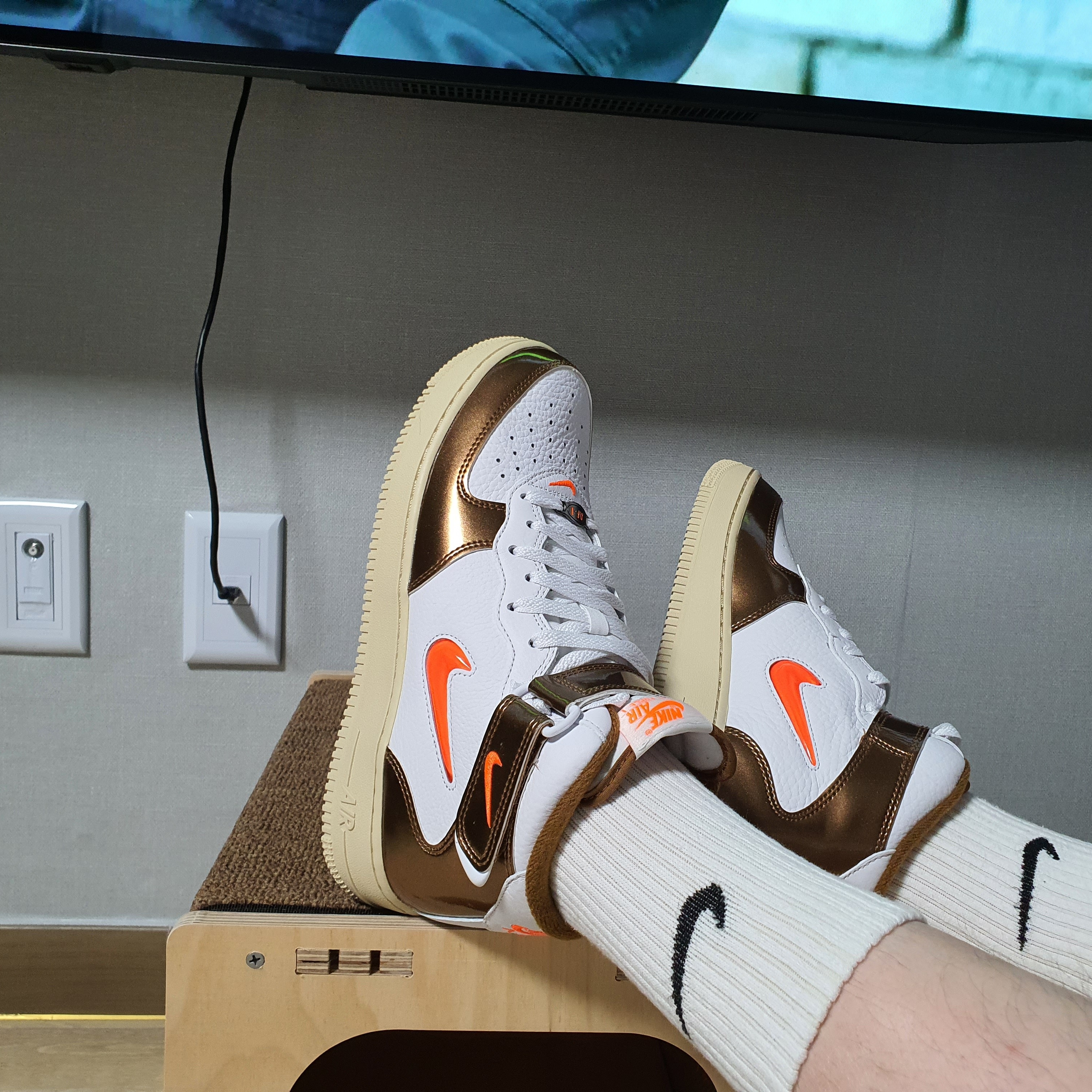 Nike Air Force 1 Mid QS Ale Brown 착용 스타일 - 2