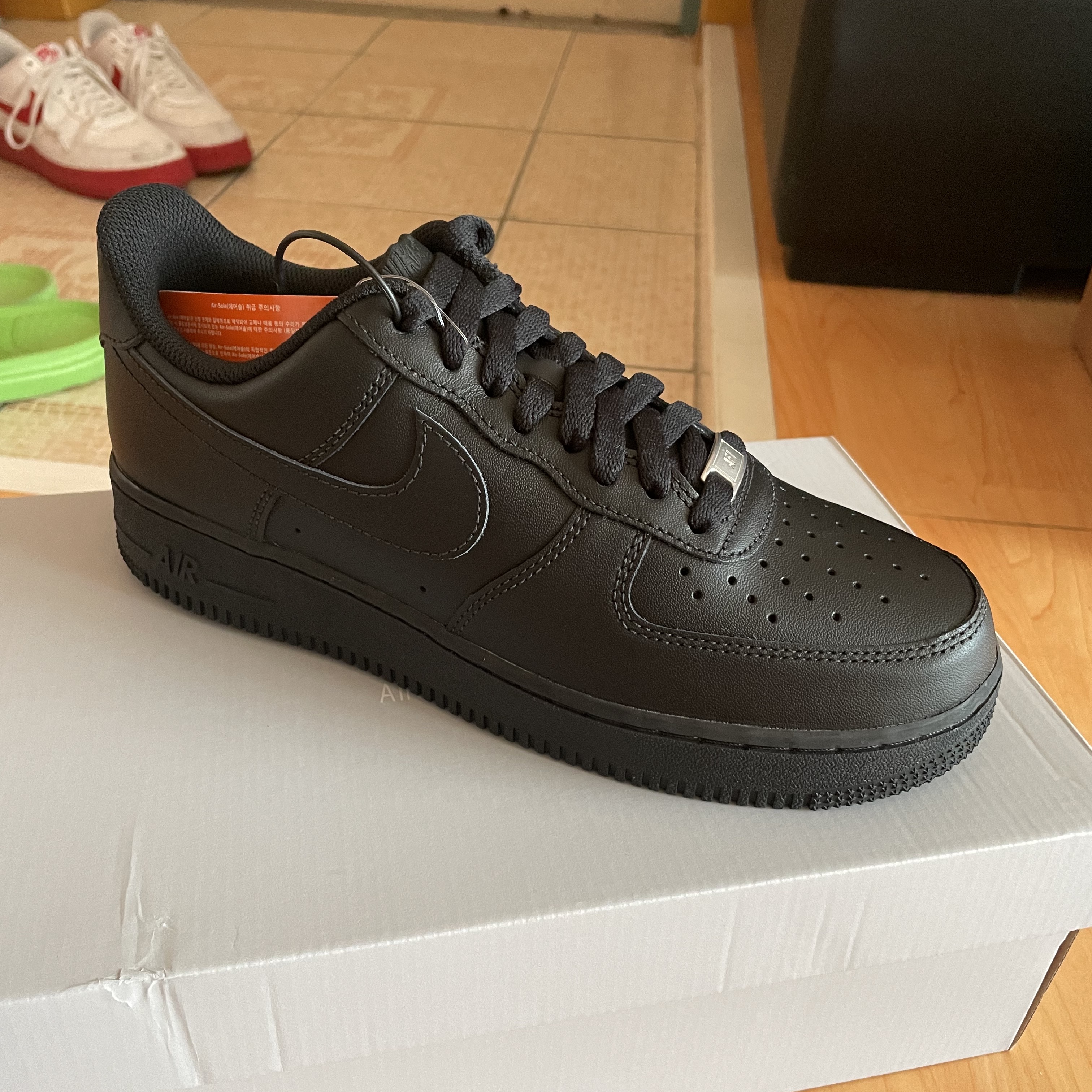 Nike Air Force 1 '07 Low Triple Black 착용 스타일