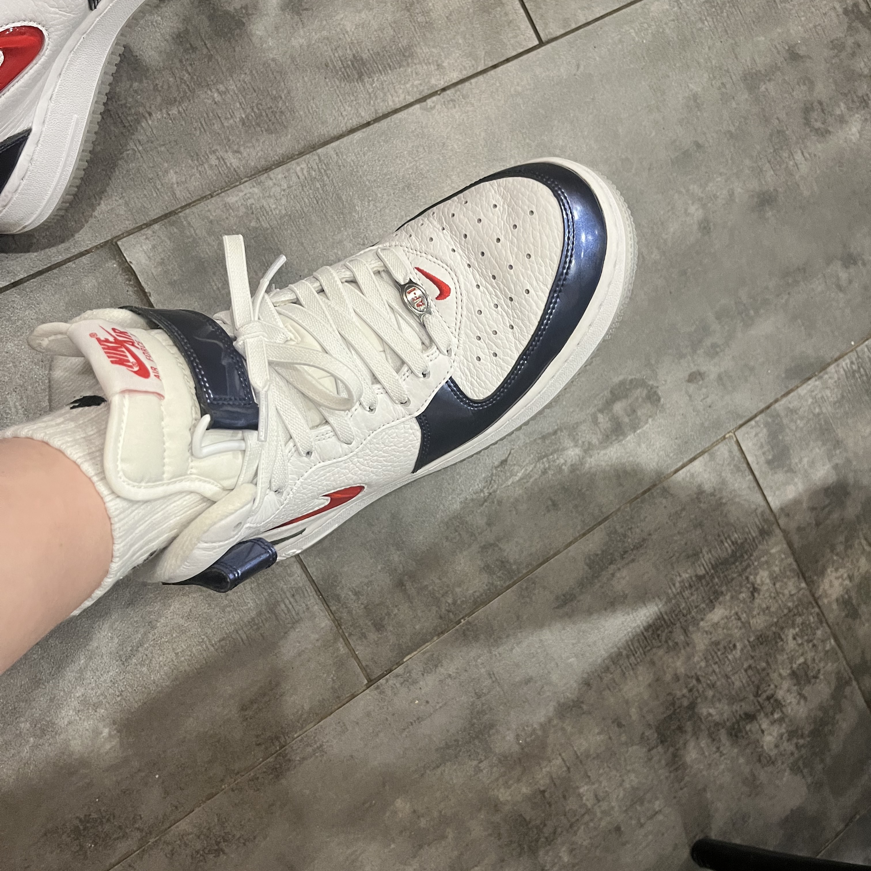 Nike Air Force 1 Mid QS University Red and Midnight Navy 착용 스타일 - 2
