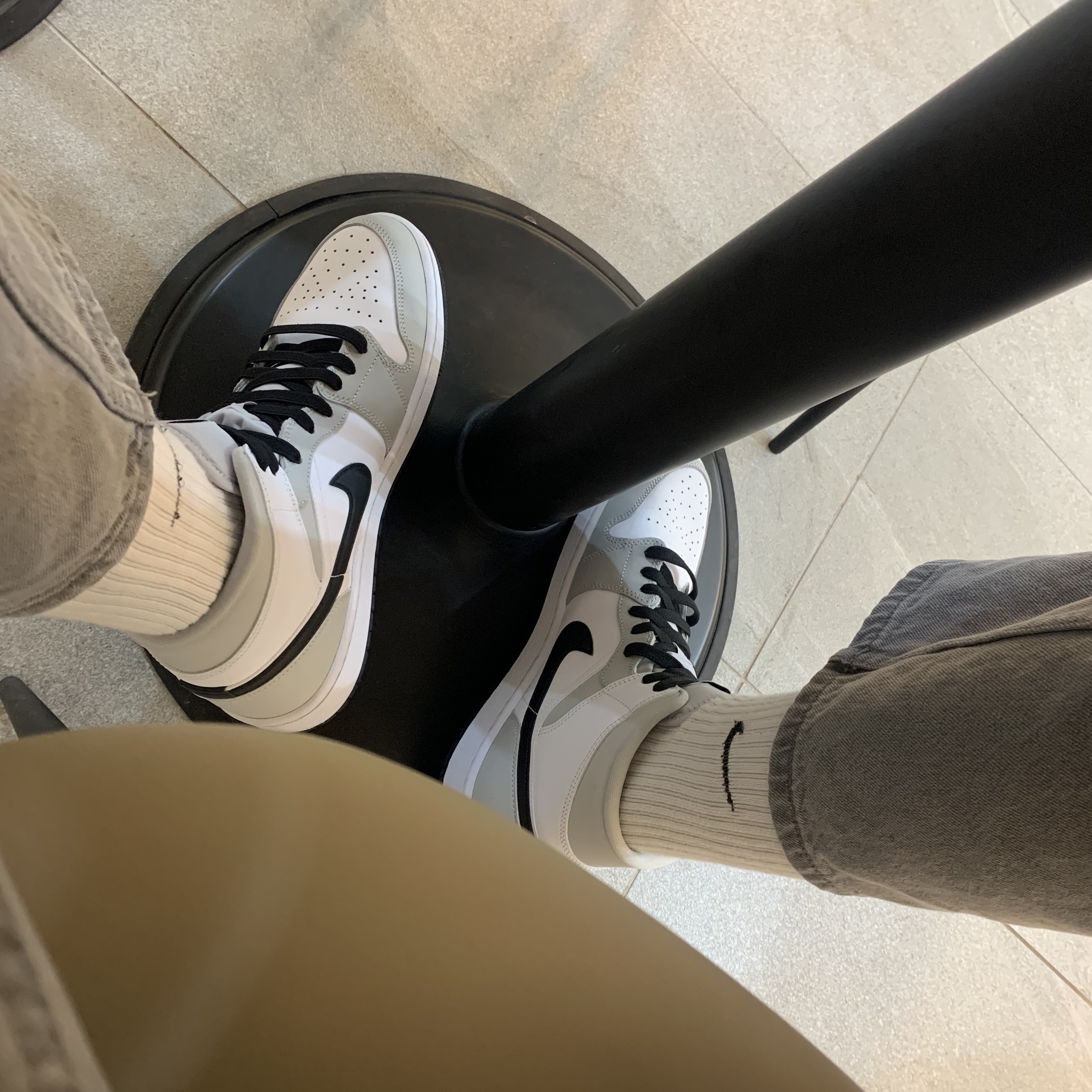 (W) Jordan 1 Mid Grey Fog 착용 스타일