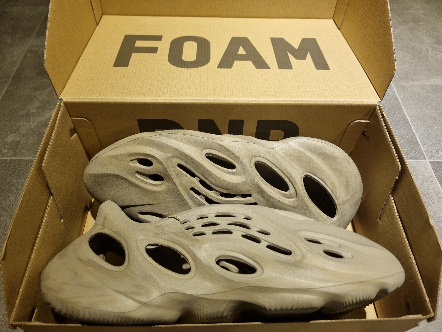 Adidas Yeezy Foam RNNR Stone Sage 착용 스타일 - 4