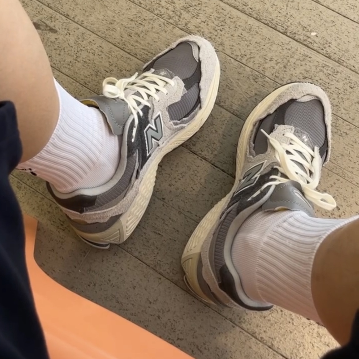 New Balance 2002R Protection Pack Rain Cloud 착용 스타일