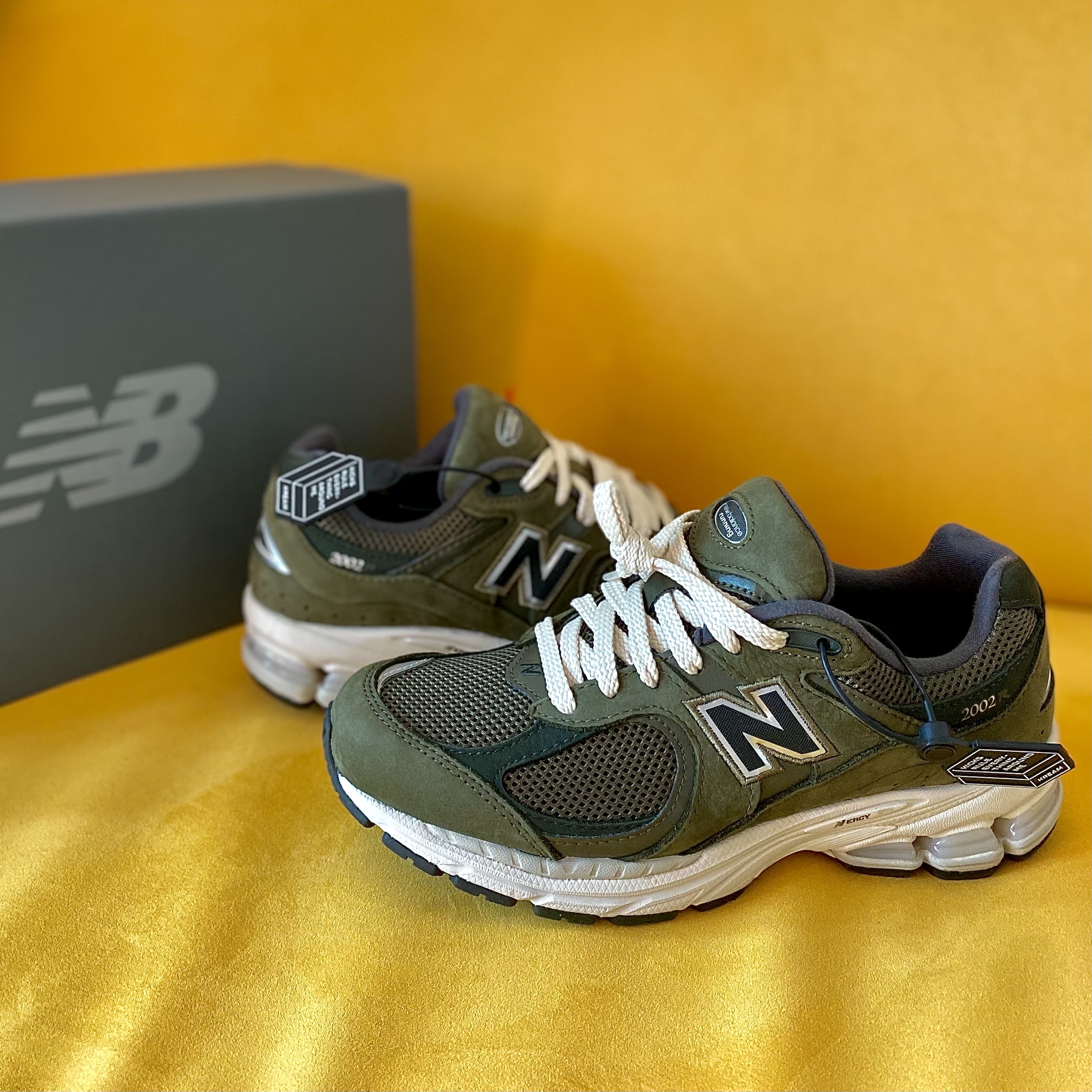 New Balance 2002R Grape Leaf 착용 스타일