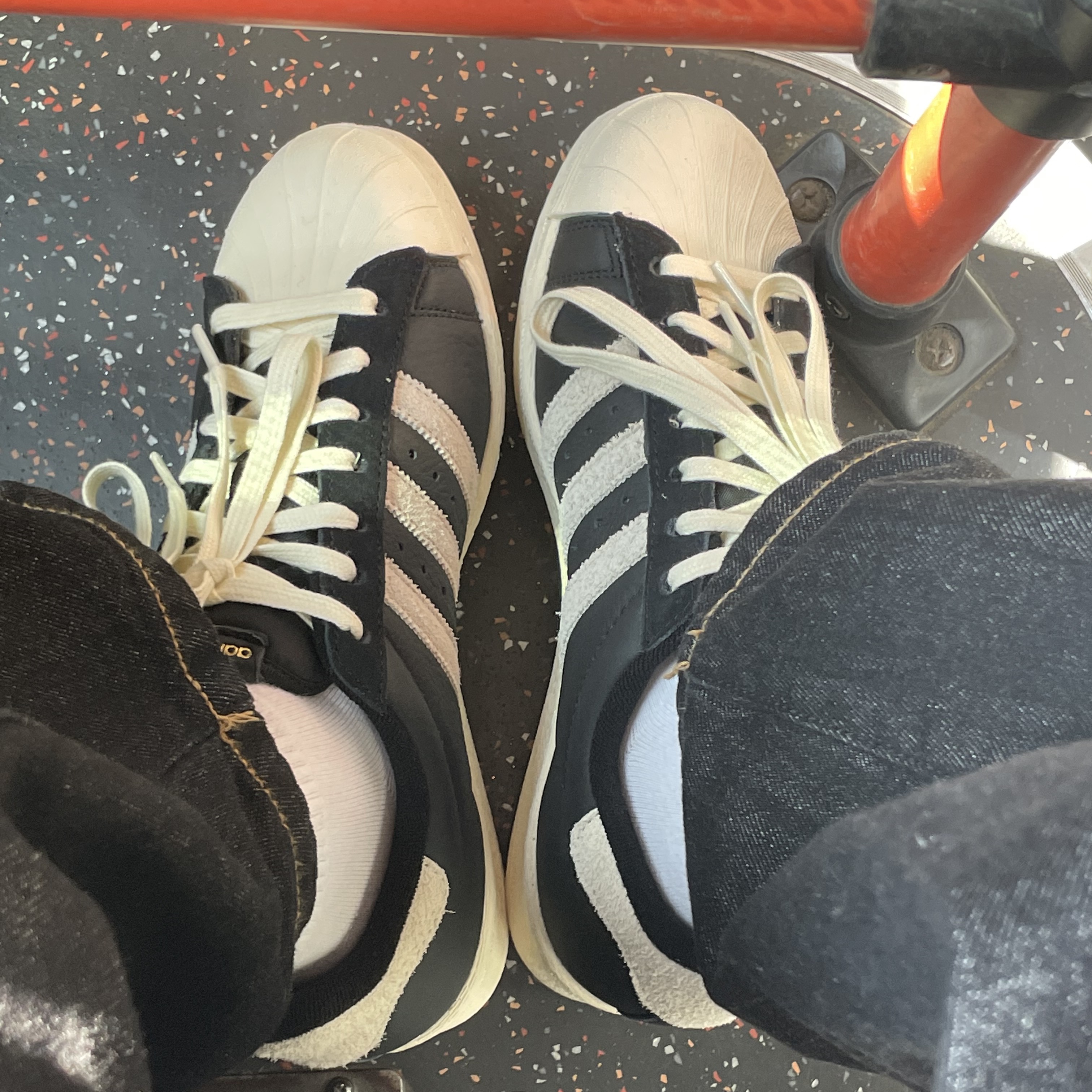 Adidas Superstar 82 Black White 착용 스타일