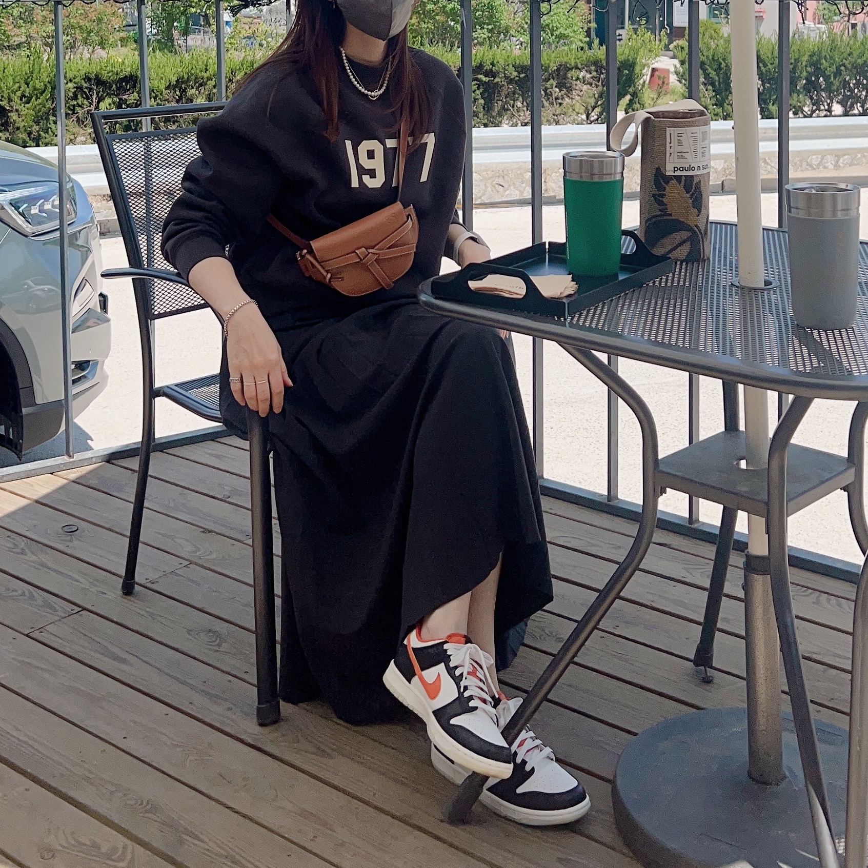 Nike Dunk Low Retro PRM Halloween, Loewe Mini Gate Dual Bag in Natural Calfskin Rust Color 착용 스타일
