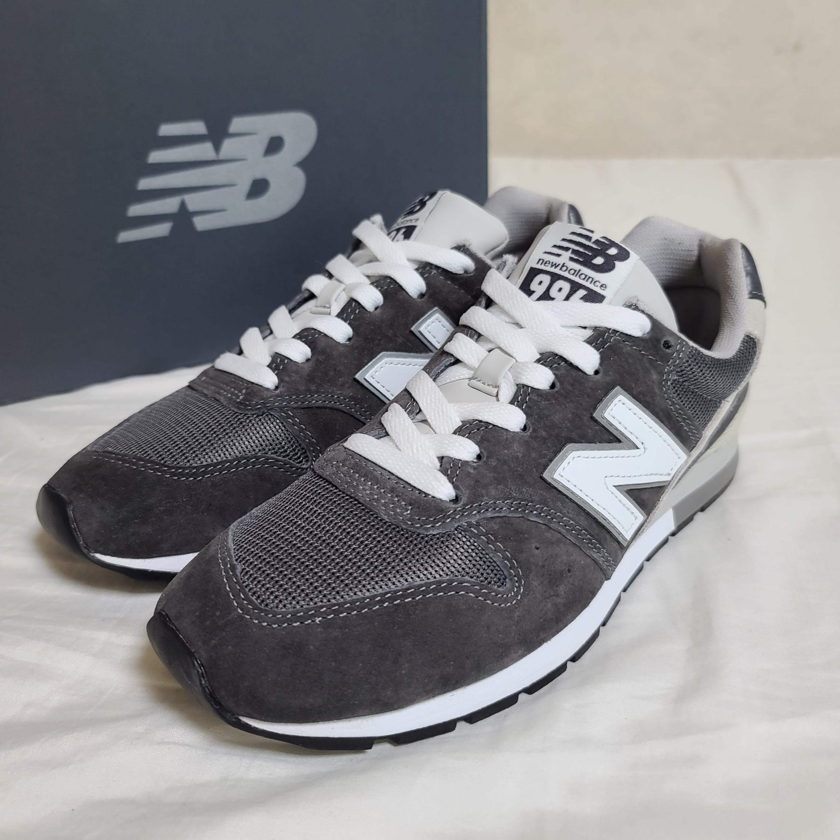 New Balance 996 Dark Gray 착용 스타일 - 1
