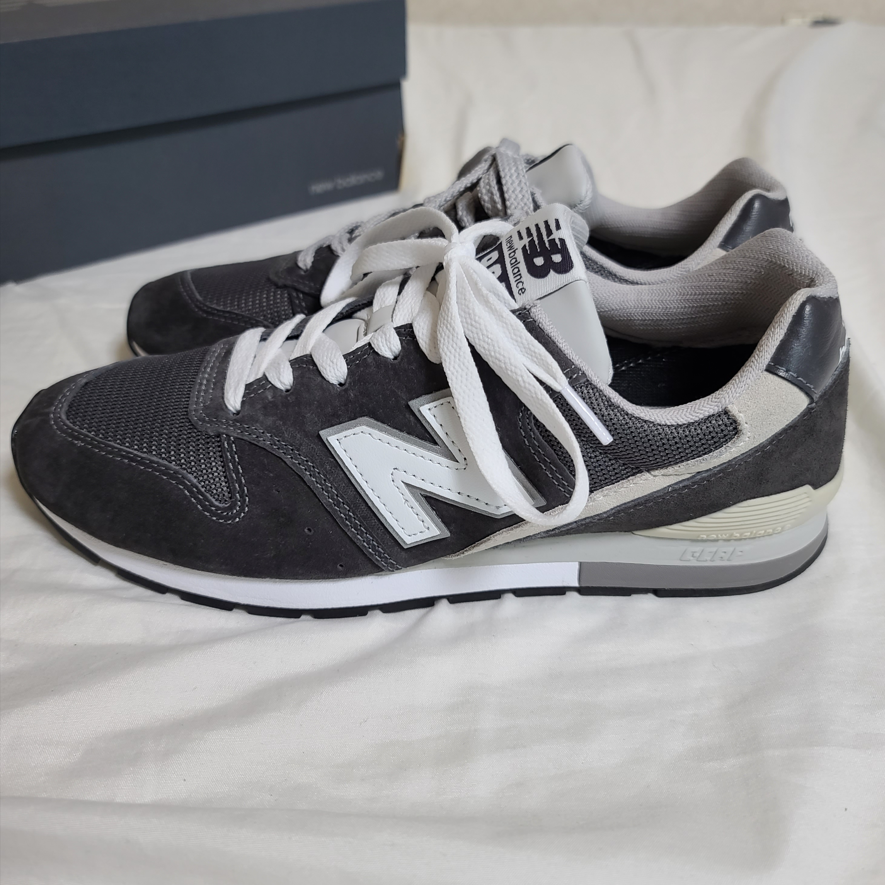 New Balance 996 Dark Gray 착용 스타일 - 5