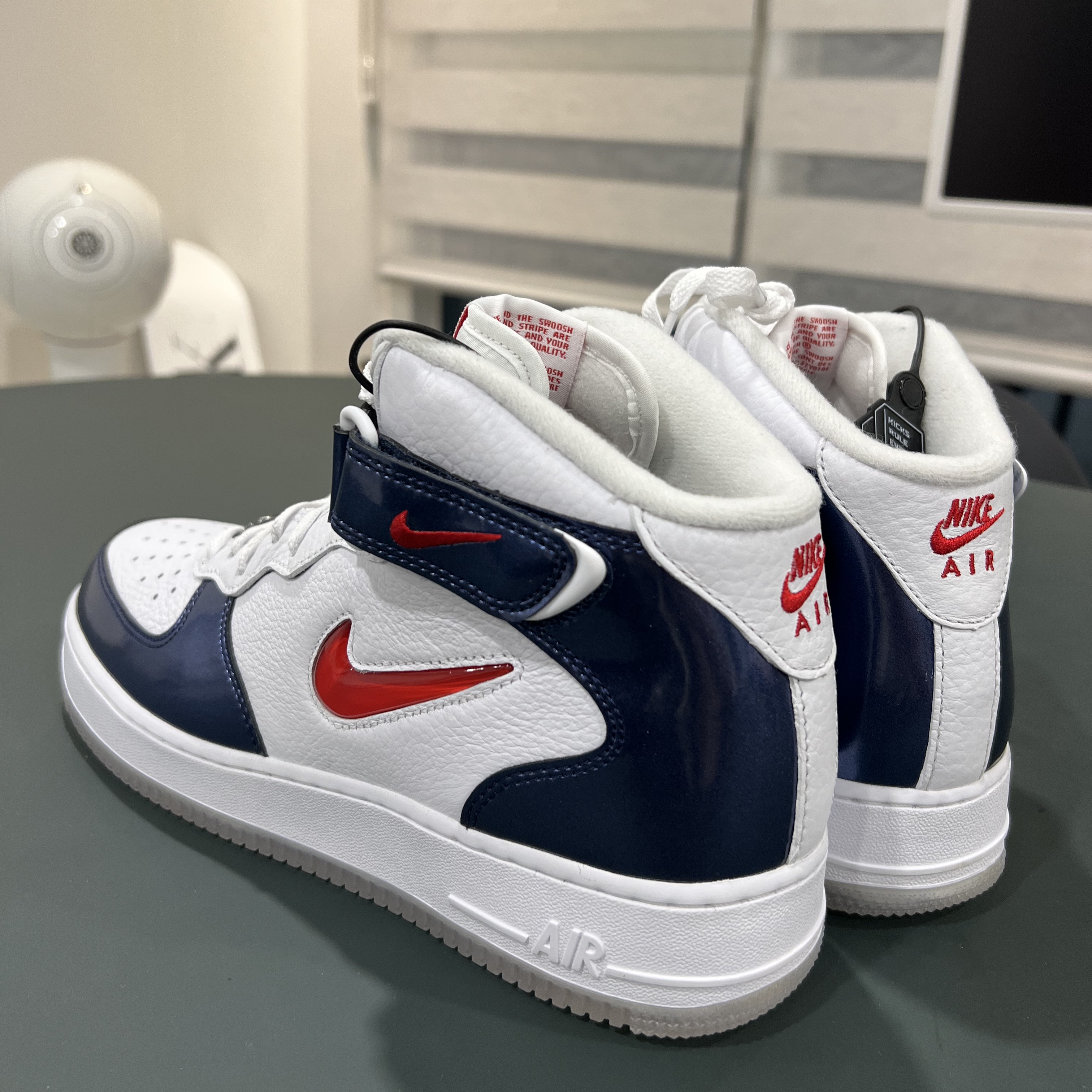 Nike Air Force 1 Mid QS University Red and Midnight Navy 착용 스타일 - 5