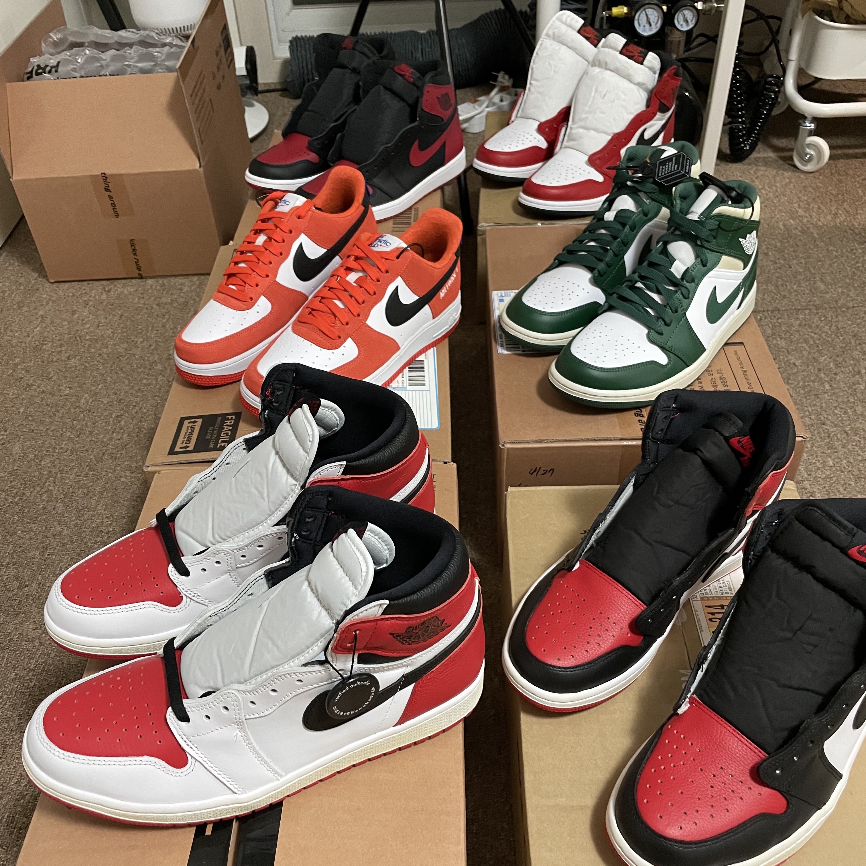 Jordan 1 Retro High OG Heritage, Nike Air Force 1 '07 LV8 Athletic Club Rush Orange Washed Teal 착용 스타일