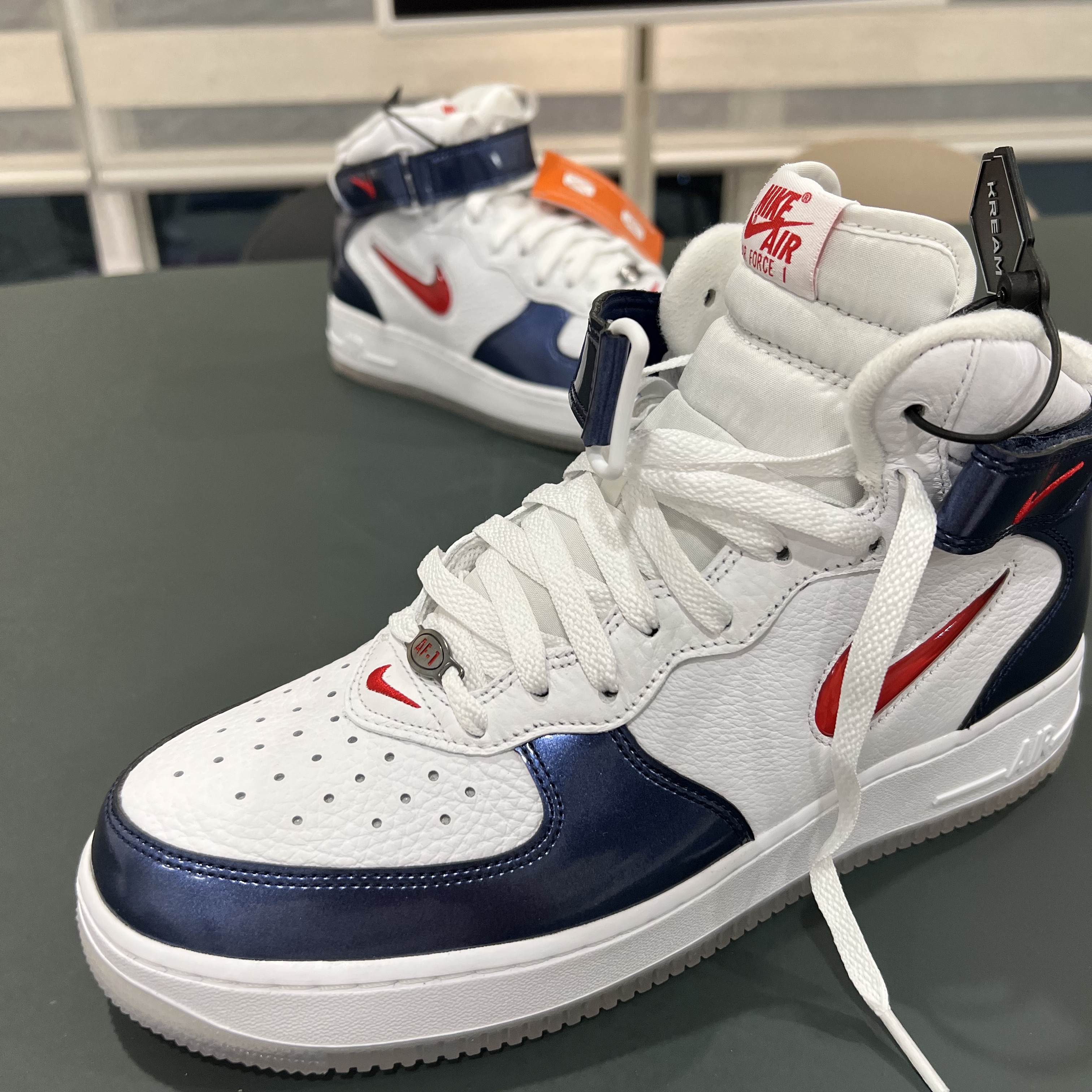 Nike Air Force 1 Mid QS University Red and Midnight Navy 착용 스타일 - 2