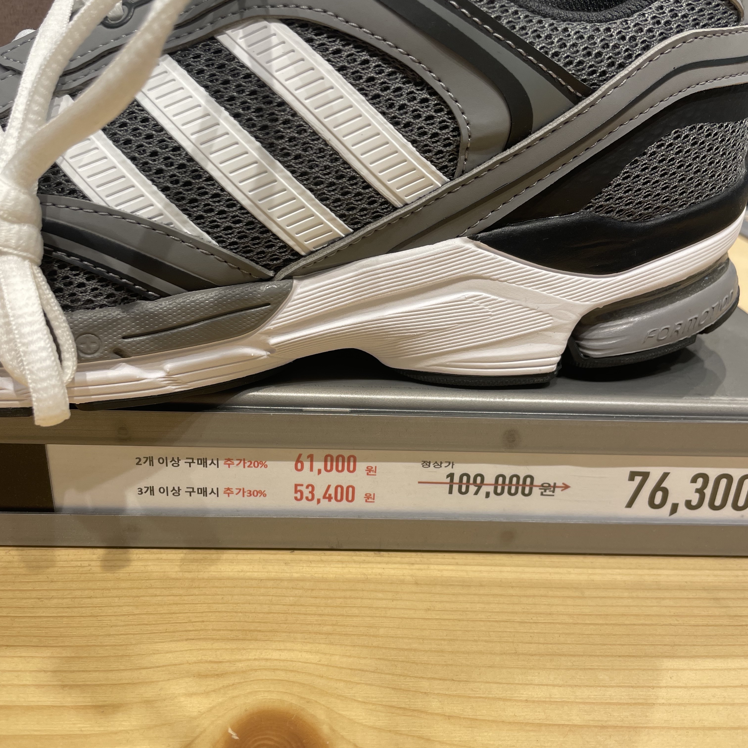 Adidas Spiritain 2000 White Yellow Navy 착용 스타일 - 3