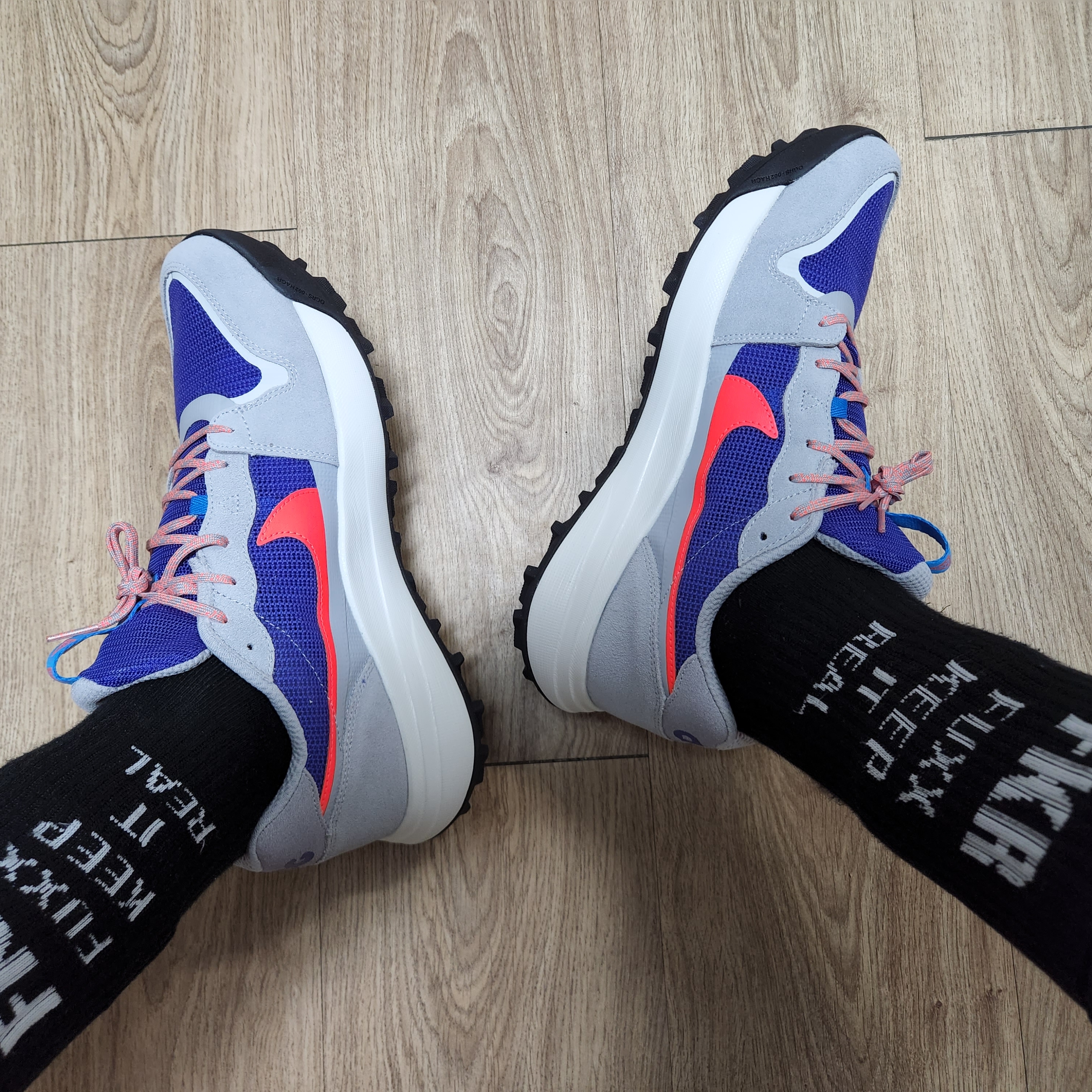 Nike ACG Lowcate Wolf Grey and Bright Crimson 착용 스타일 - 3